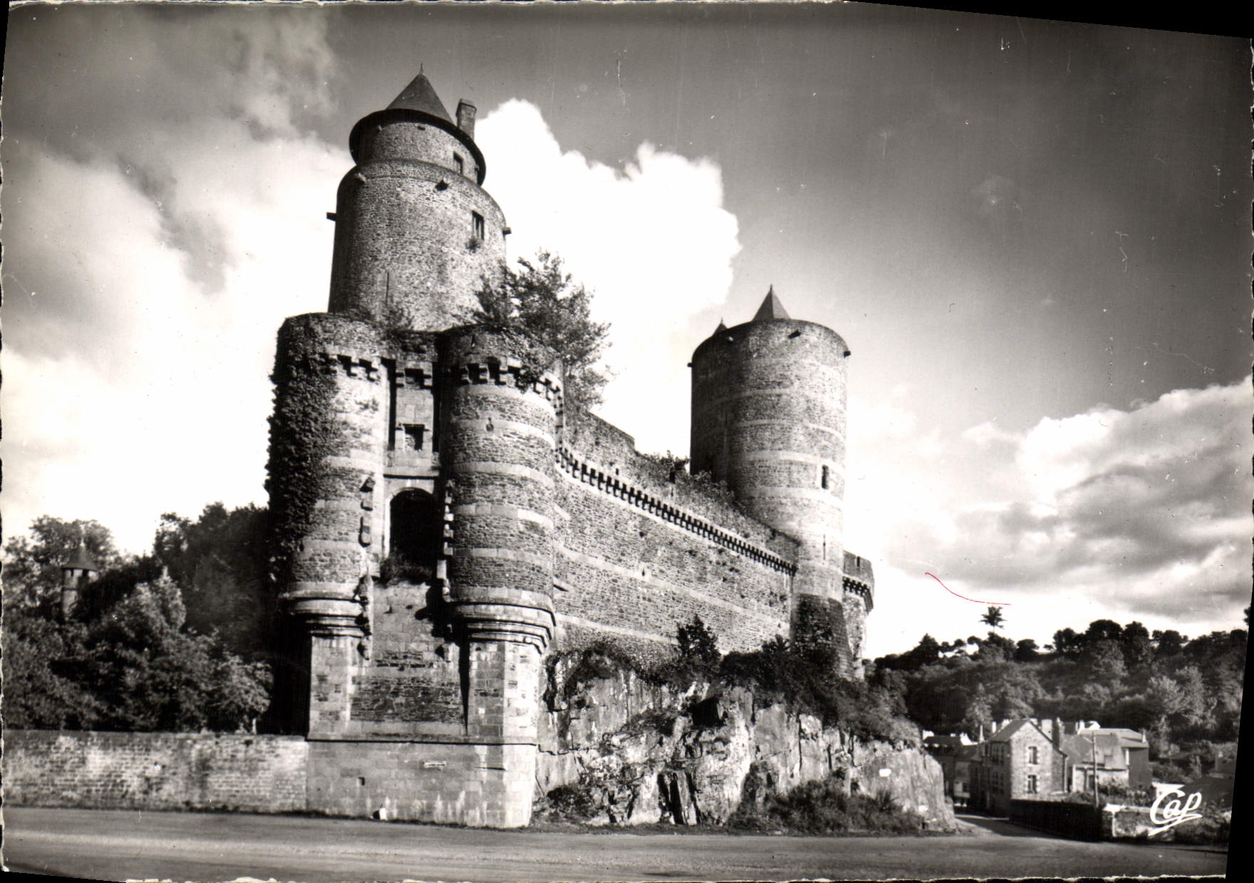 CPM Fougeres Le Chateau la poterne Tours Gobelin et Malusine 