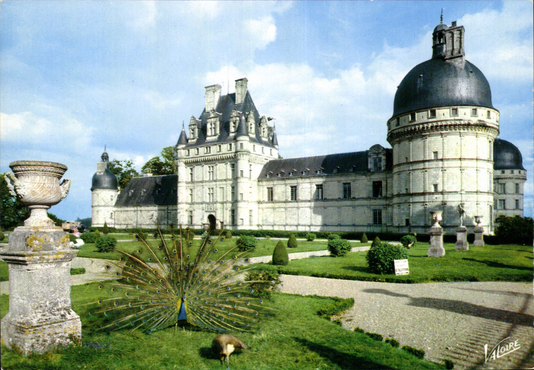 CPM Les Merveilles du val de Loire Valencay Indre La facade principale du chateau aves son donjon du