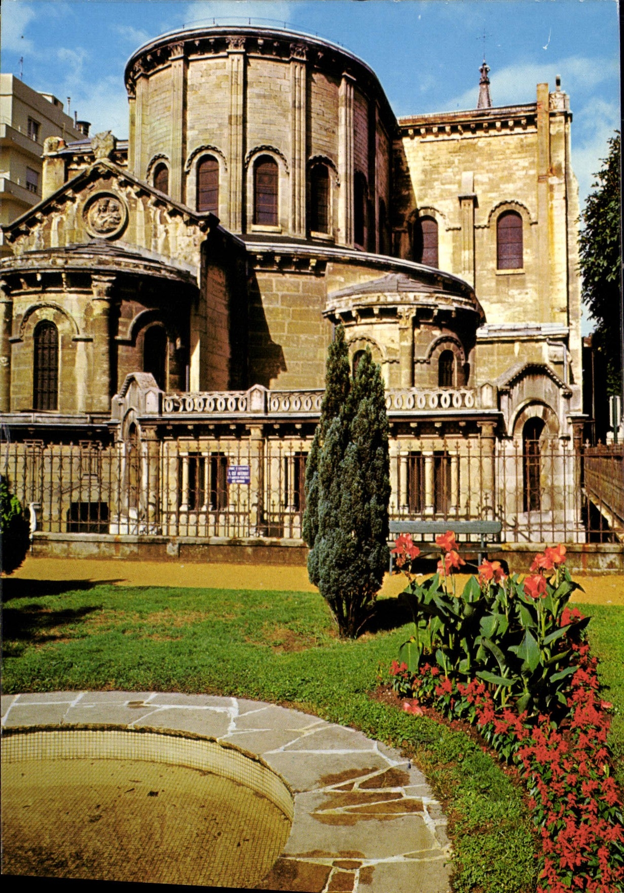 CPM Vichy Allier Eglise Saint Louis Le Chevet 