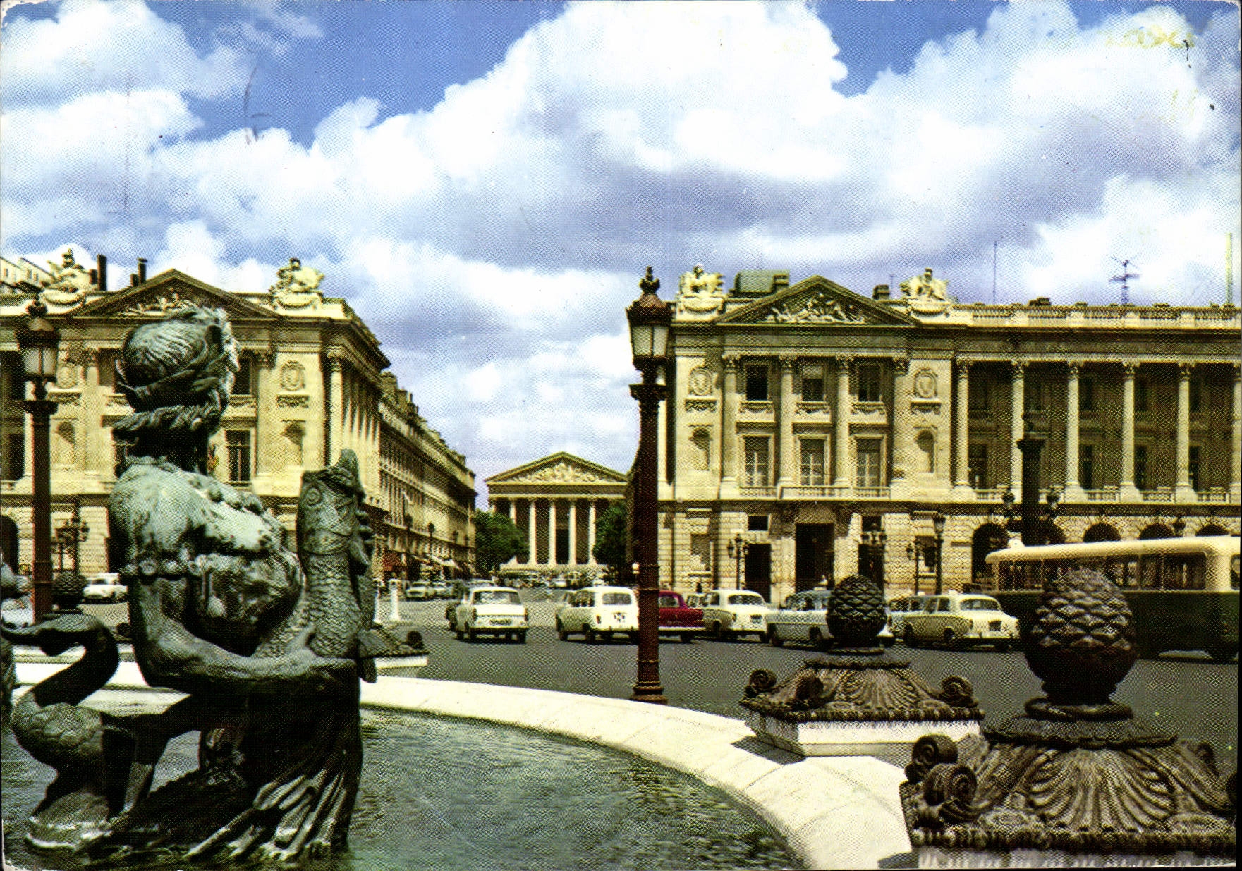 CPM Paris Une des fontaines de la Place de la Concorde
