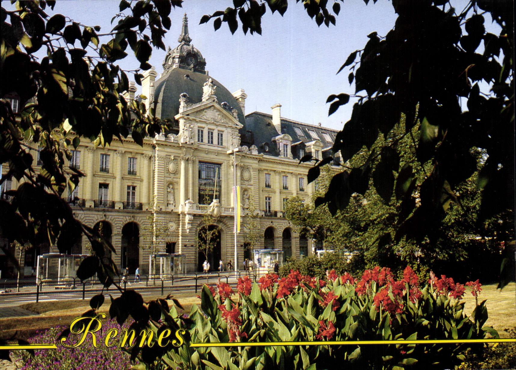 CPM Ancienne capitale du Duche de Bretagne Rennes nom breton Roazon Le Palais du commerce L'Hotel de