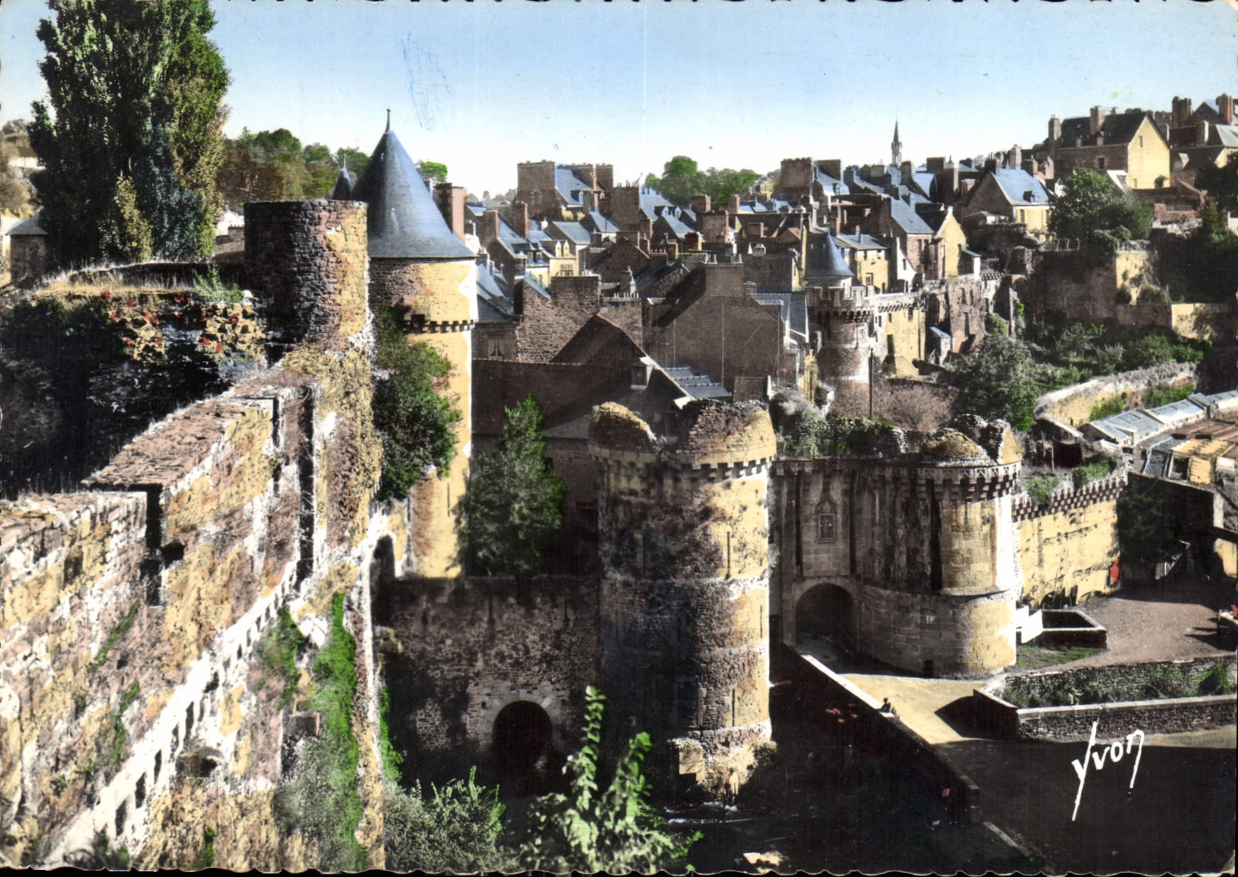 CPM Fougeres Ille et Villaine Le Chateau Porte Notre Dame et la Vile Haute 