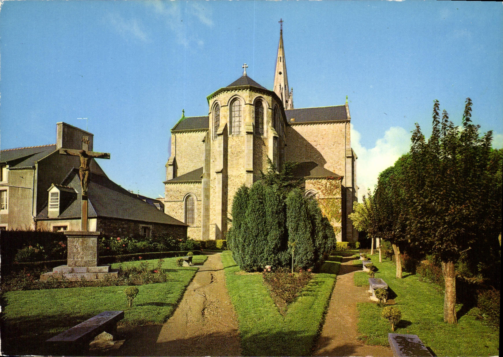 CPM Saint Meloir des Ondes L'Eglise son abside et les jardins 