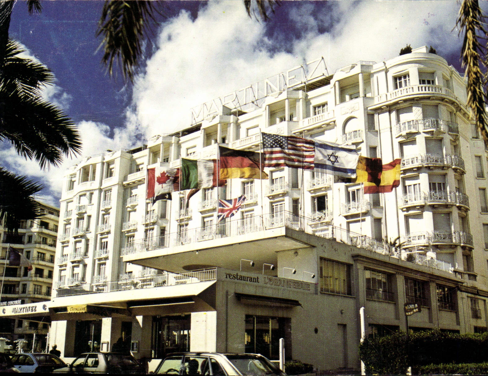 CPM Cannes Alpes Martimes Sur la Croisette l'Hotel Martinez 