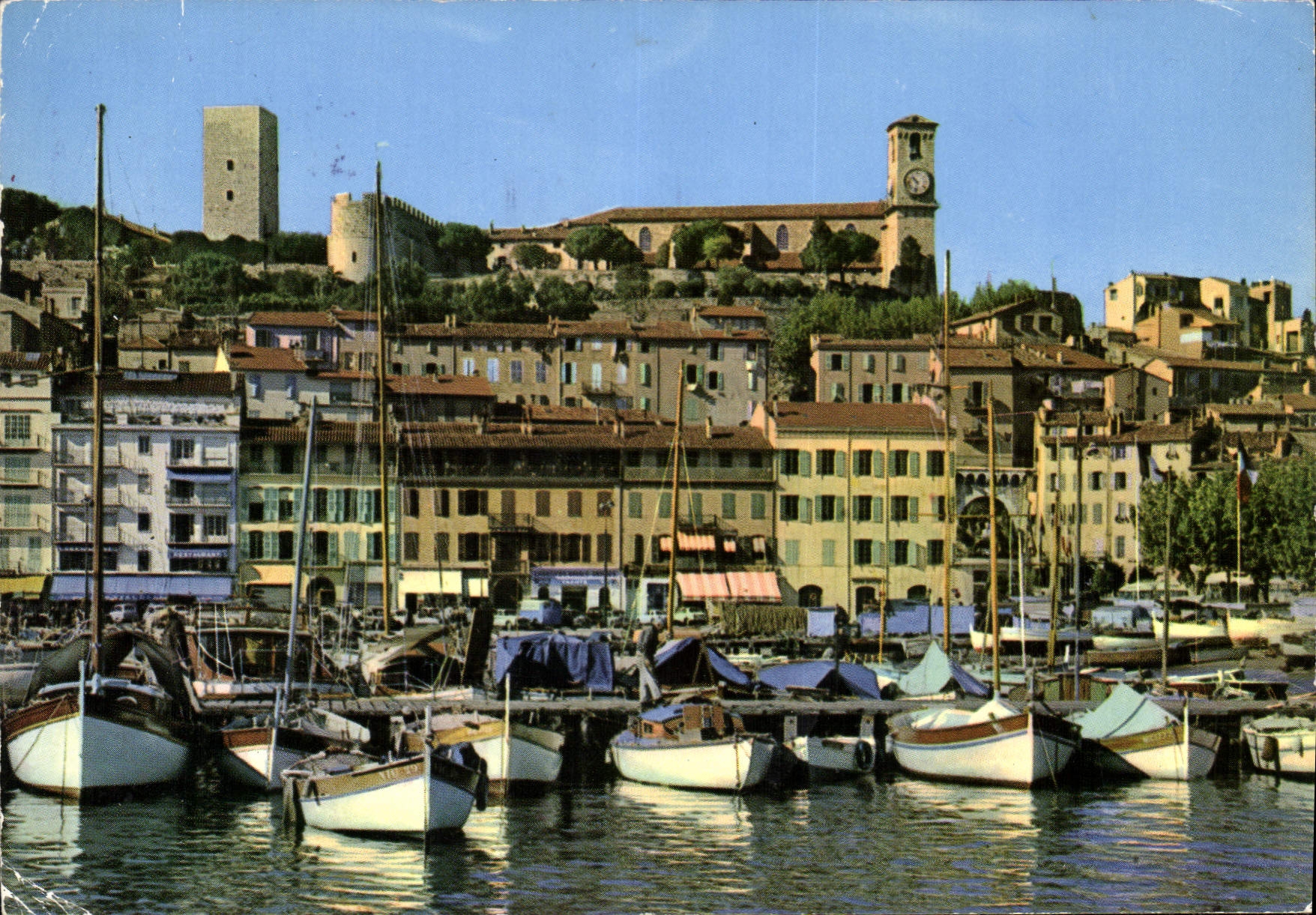 CPM Cannes Un coin du Port le Quai St Pierre et le Suquet 