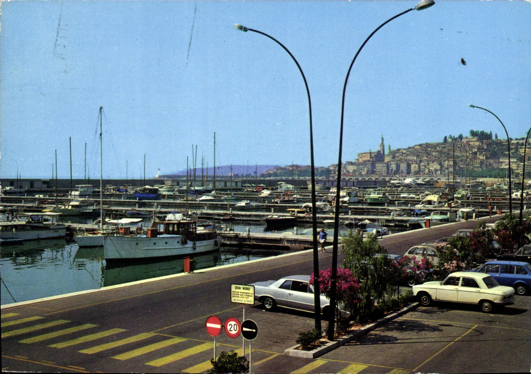 CPM Les Sites Merveilleux de la Cote d'Azur Menton Le nouveau port de plaisance de Garavan Au fond l