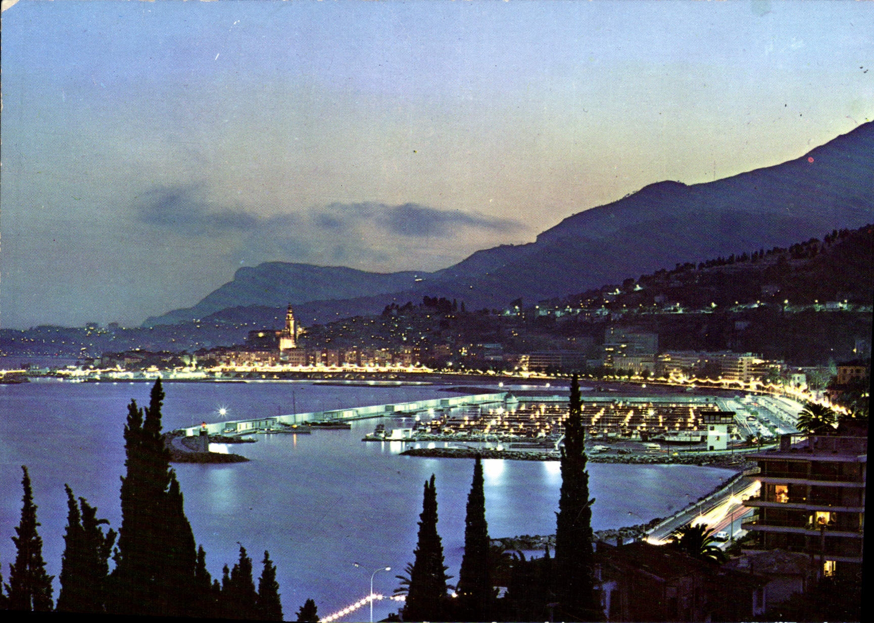 CPM Menton Cote d'Azur French Riviera Vue generale la nuit