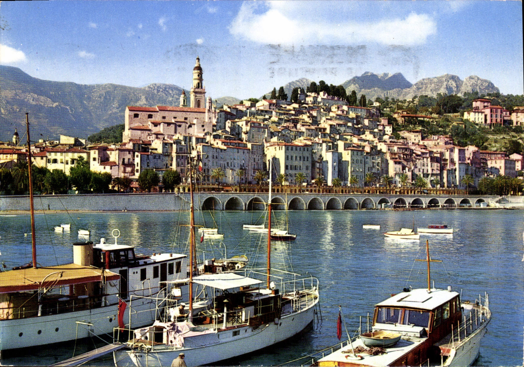 CPM Les Sites Merveilleux de la Cote d'Azur Menton La Vieille Ville vue du Port Bateaux