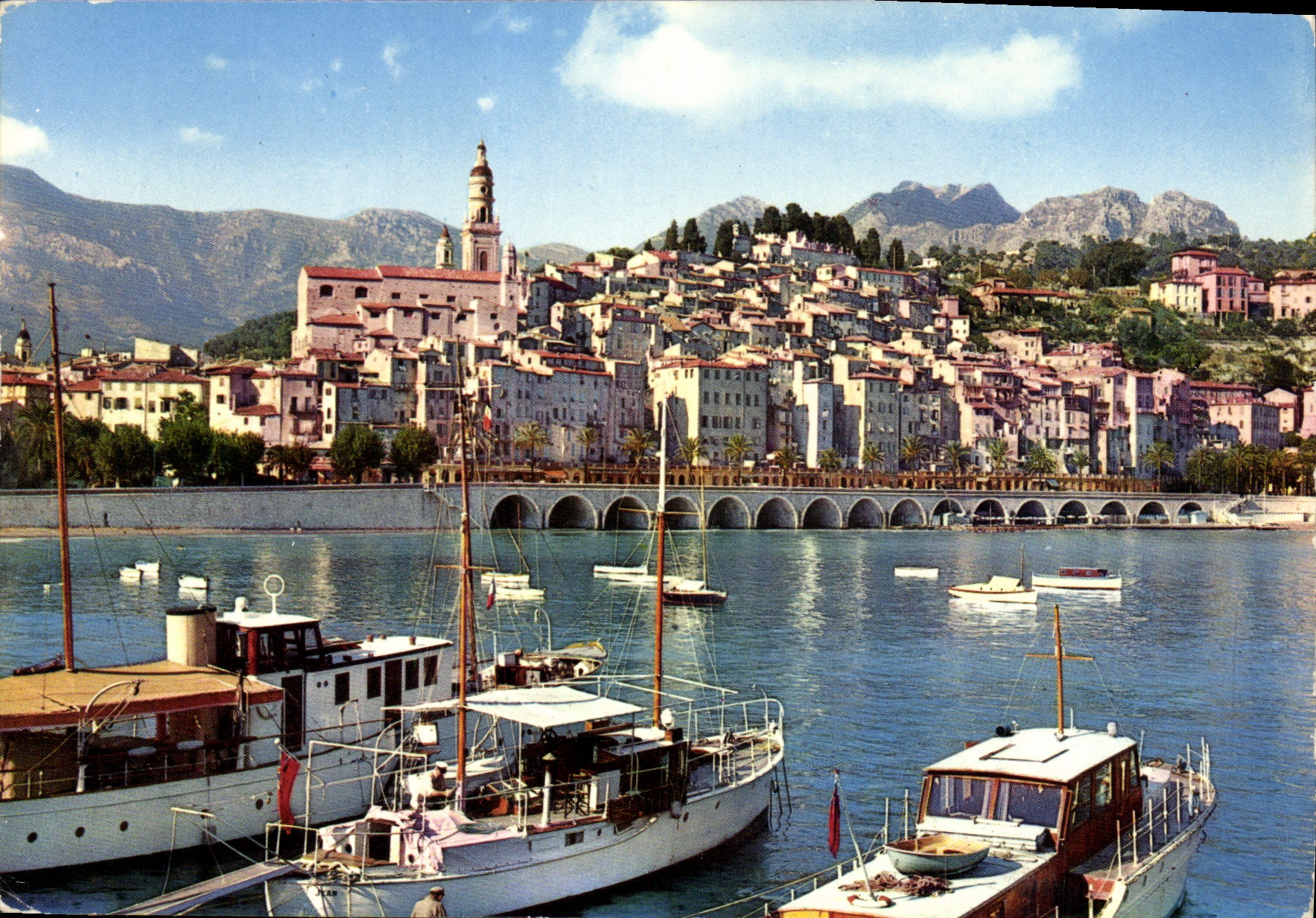 CPM Les Sites Merveilleux de la Cote d'Azur Menton La vieille ville vue du port