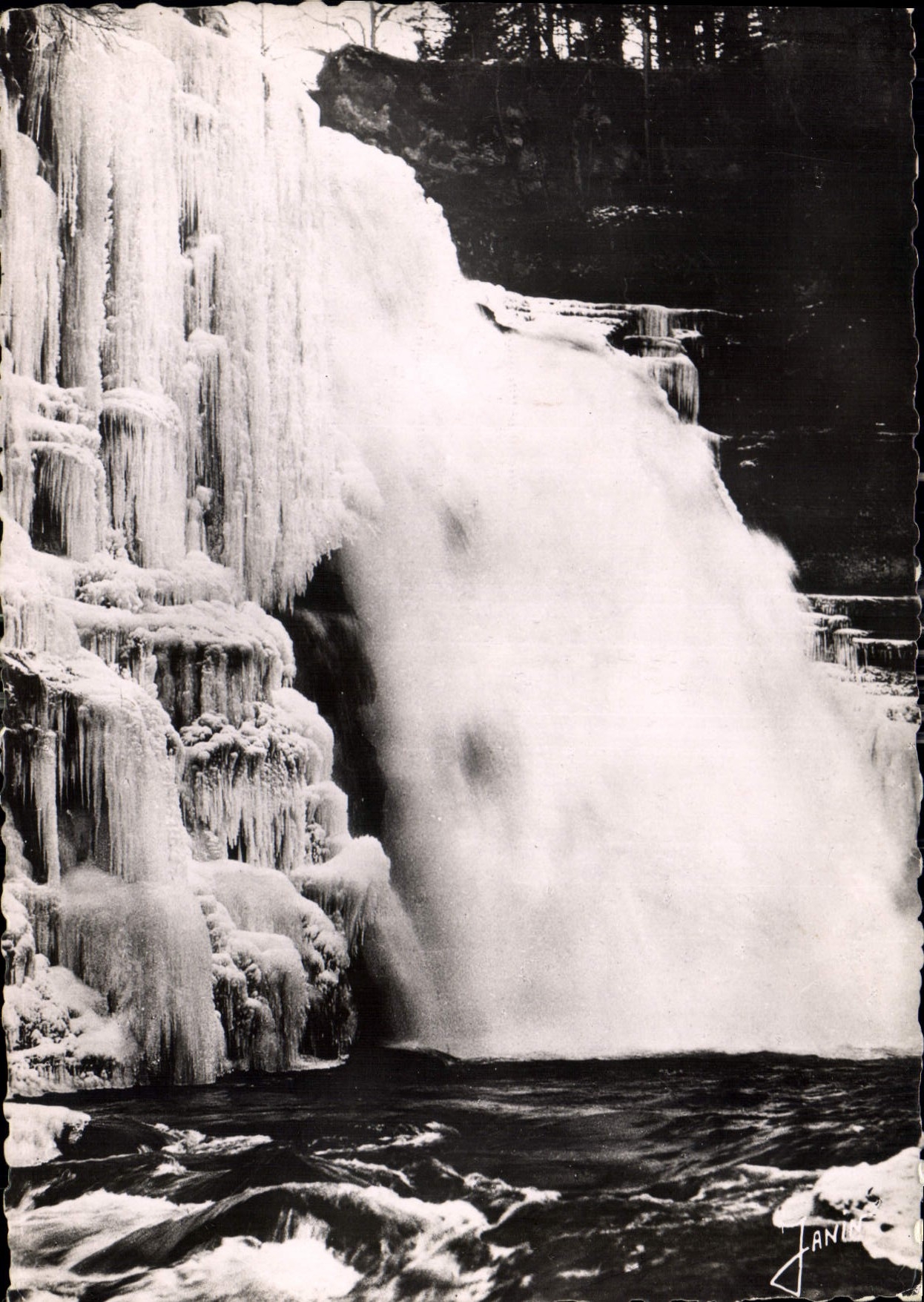 CPM Frontiere Franco Suisse Villers le Lac Le Saut du Doubs en hiver 