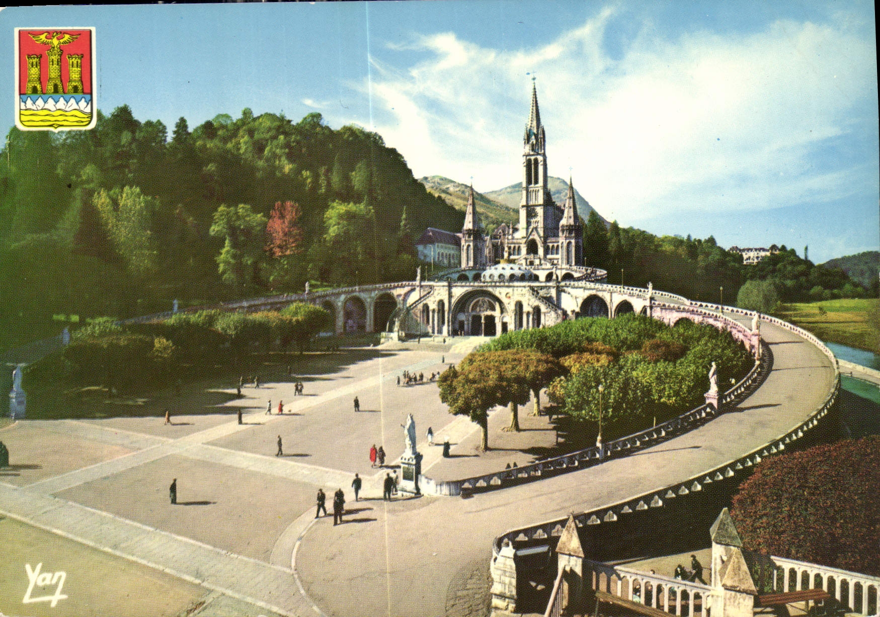 CPM Nos Belles Pyrenees Lourdes La Basilique et l'Esplanade 