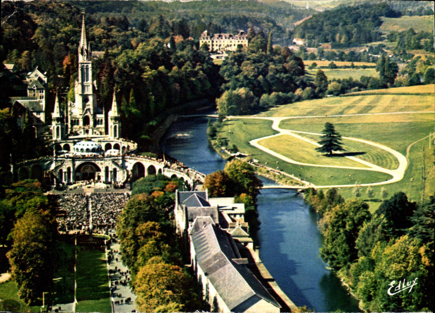 CPM Lourdes Vue aerienne sur la Basilique 