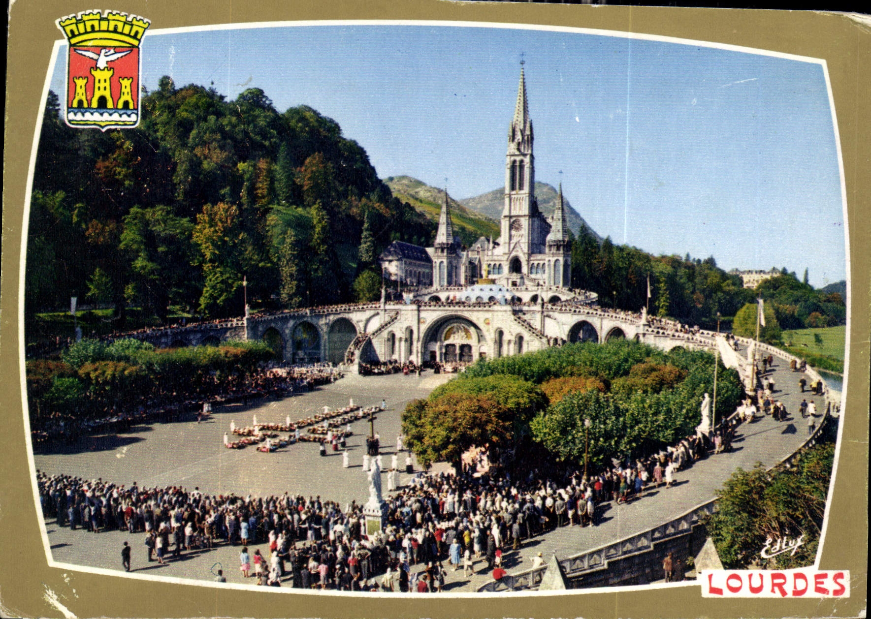 CPM Lourdes Les malades assistant au chemin de Croix 