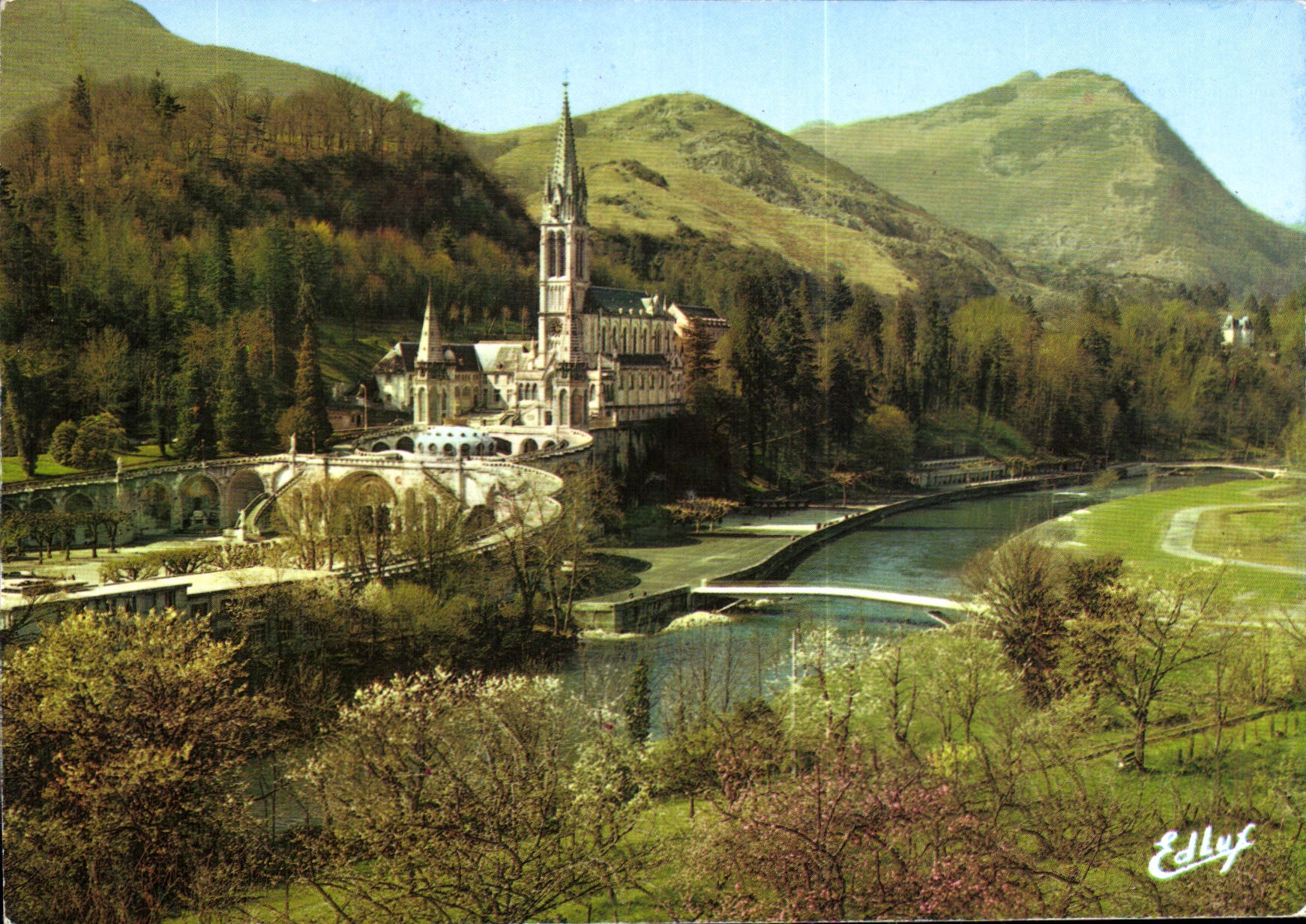 CPM Lourdes La Basilique le gave et les nouveaux ponts inaugures le Mars 1966 