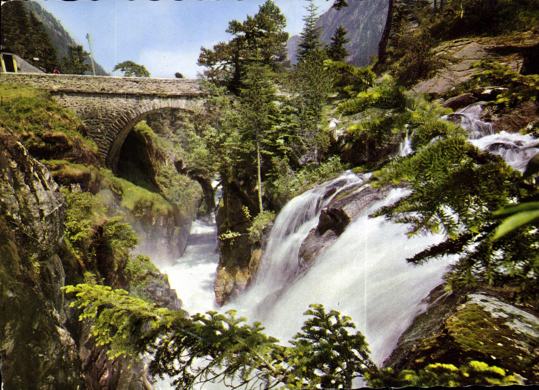CPM Les Pyrenees Cauterets Pont d'Espagne et Cascade 