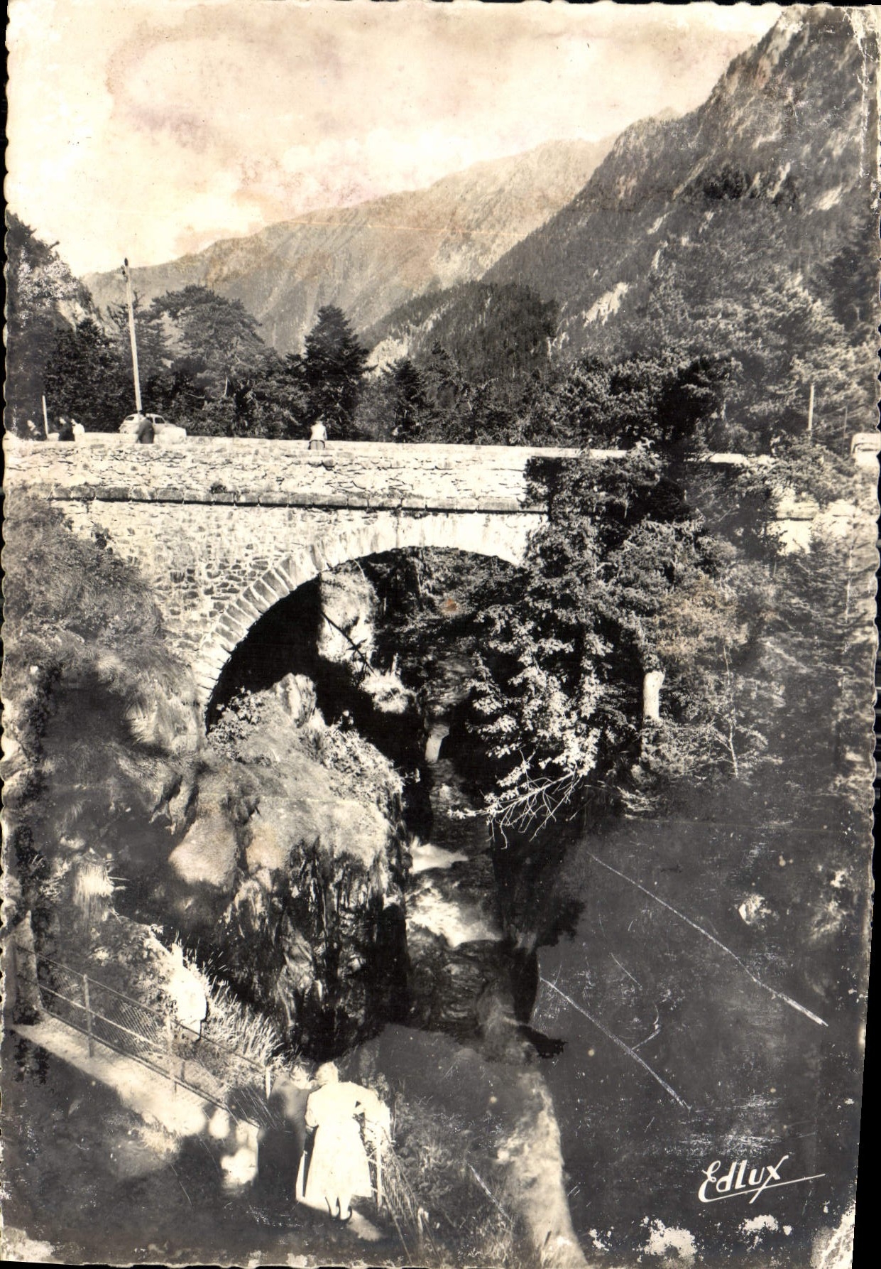 CPM Cauterets Le Pont d'Espagne et le Gouffre 