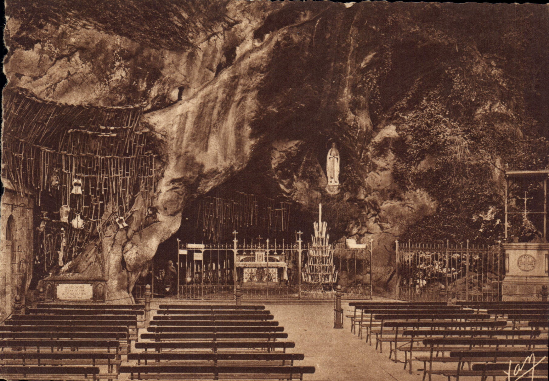 CPM Lourdes La Grotte Miraculeuse 