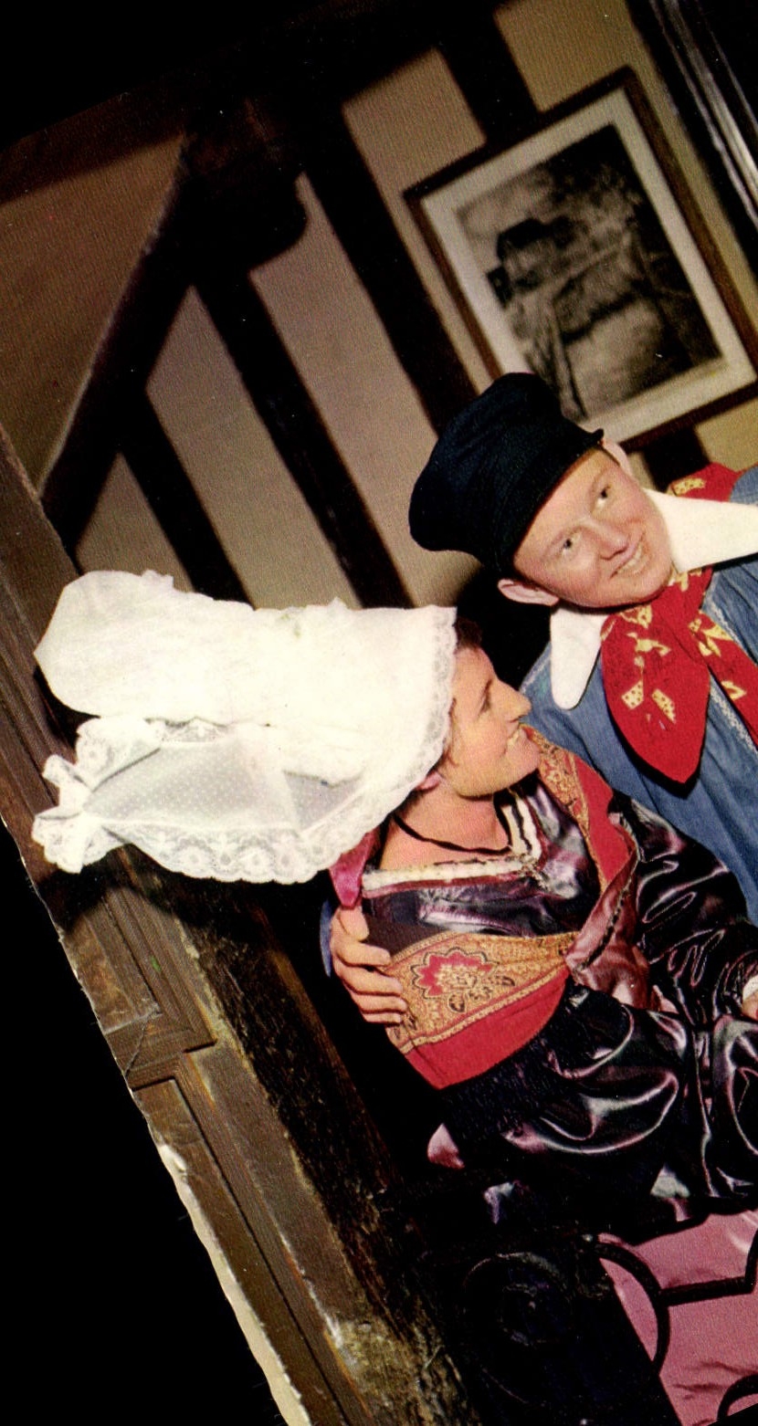 CPM La Normandie Couple en costume regional dans le cadre de la plus vieille auborge de France 