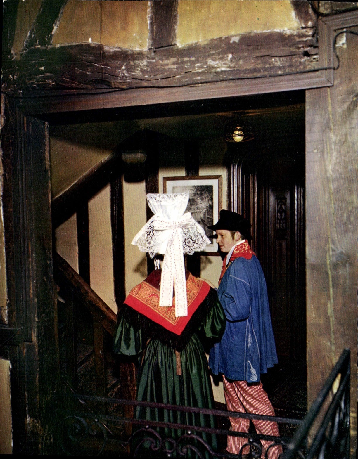 CPM La Normandie Couple en costume regional dans le cadre de la plus vieille auberge de France 