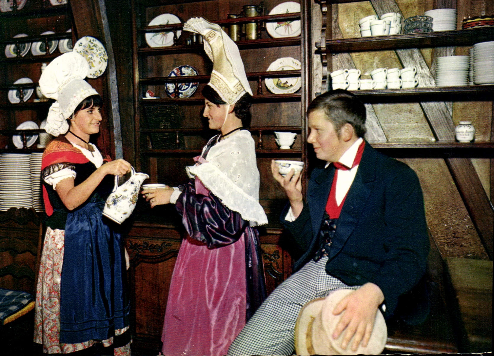 CPM La Normandie Couple en costume regional dans le cadre de la plus vieille auberge de France 