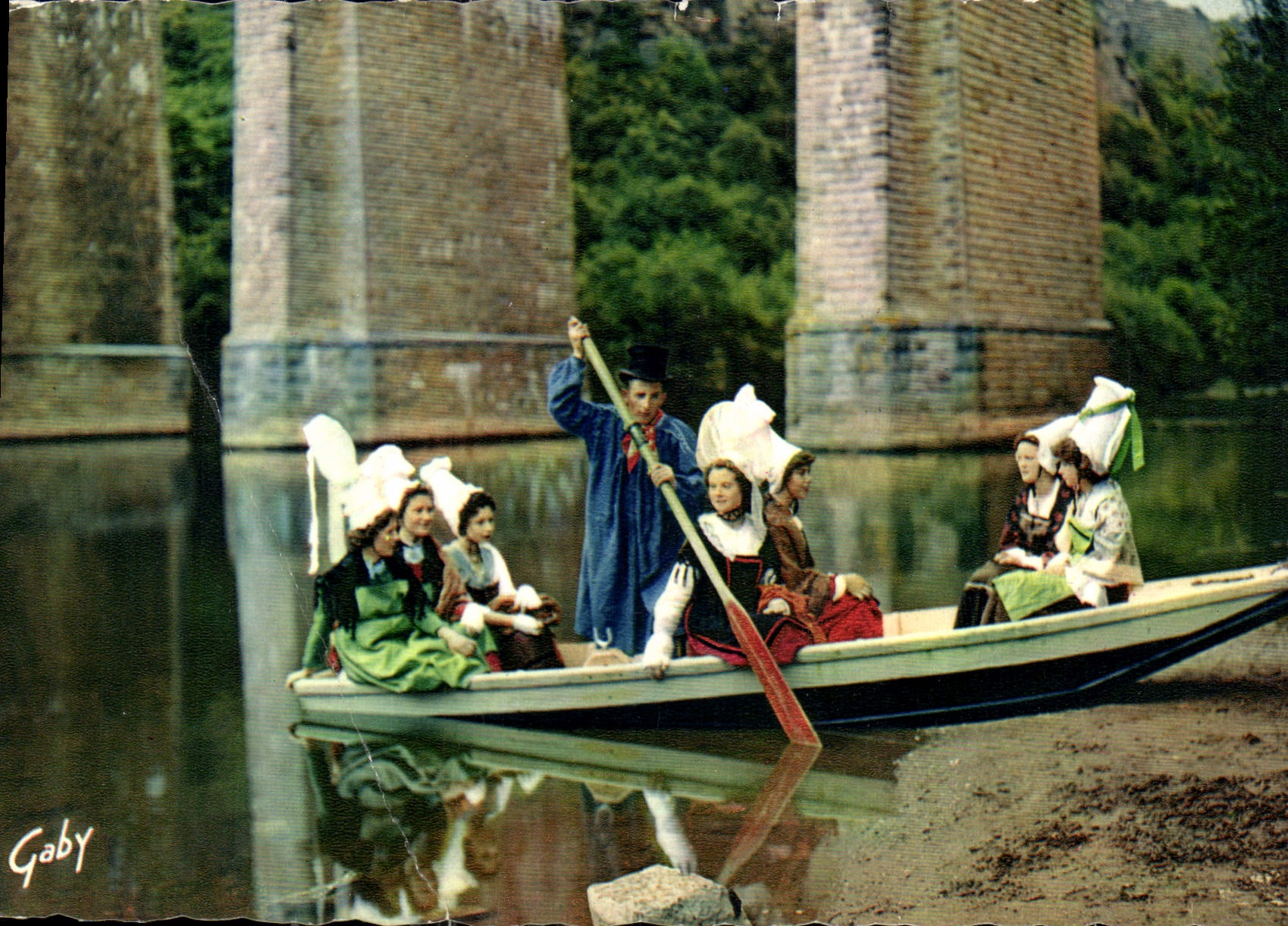 CPM Folklore de France La Normandie Sur les rives de l'Orne a Clecy
