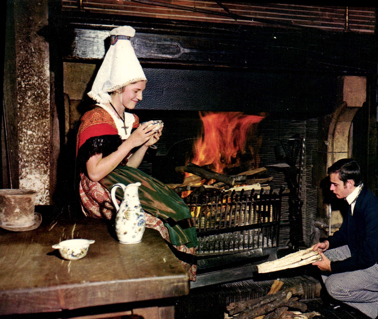 CPM La Normandie Couple en costume regional dans le cadre de la plus vieille auborge de France 