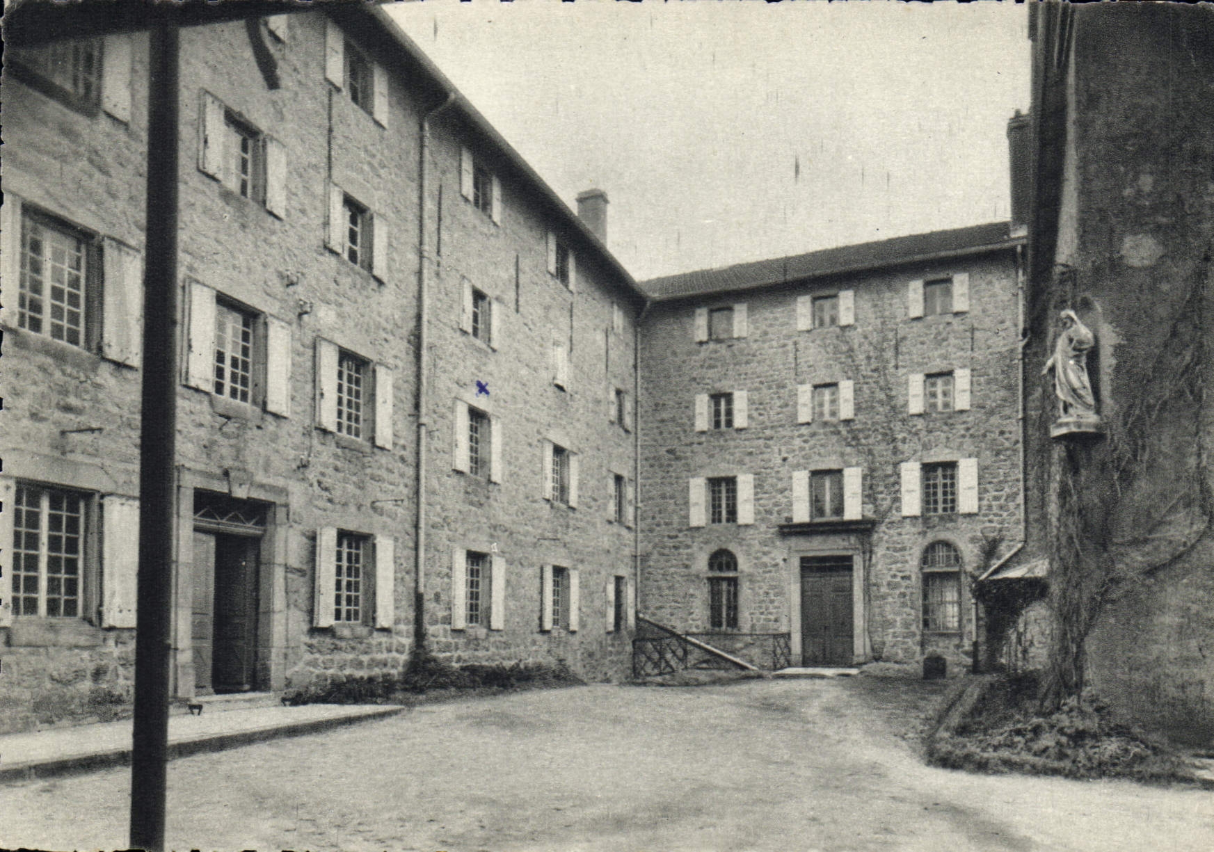 CPM La Louvesc Maison Saint Regis Cour Interieure