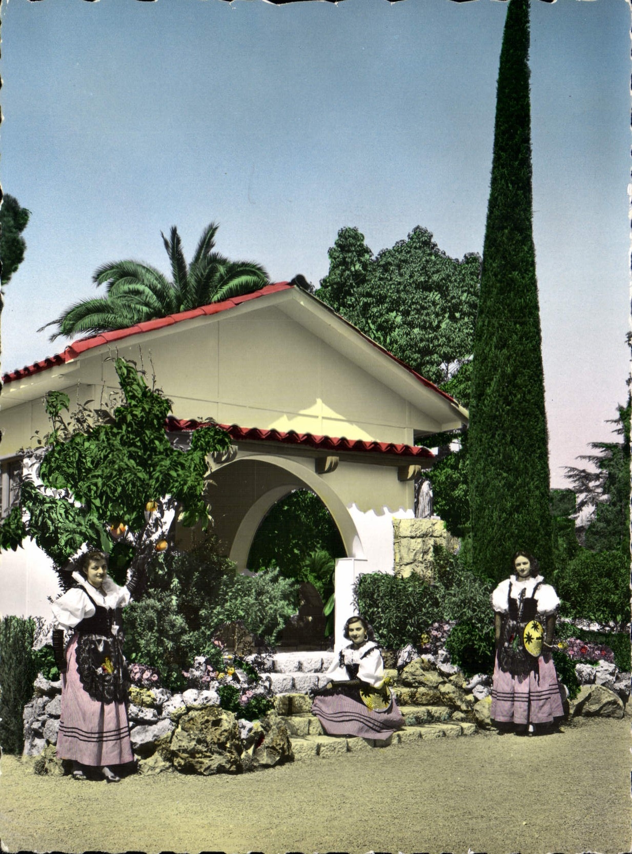 CPM Cote d'Azur et Provence Mas provencal et jeunes filles en costume local 