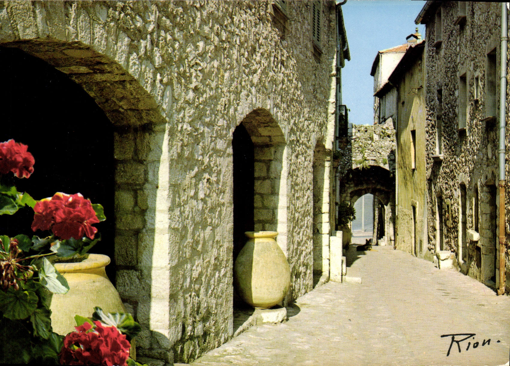 CPM La Cote d'Azur inoubliable Une vieille reu 