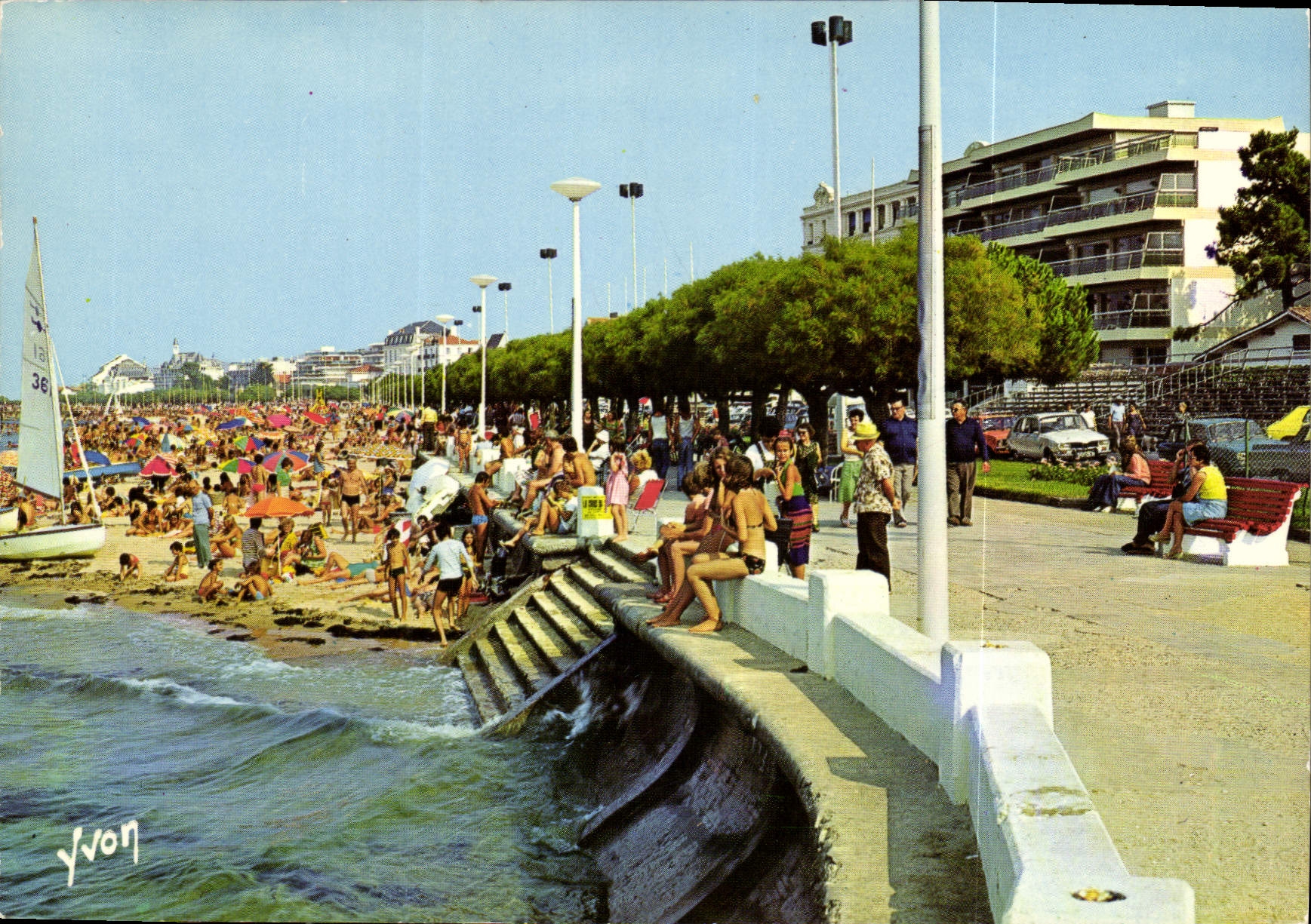 CPM Couleurs et Lumiere de France Arcachon Gironde La Plage et la Promenade a Maree Haute
