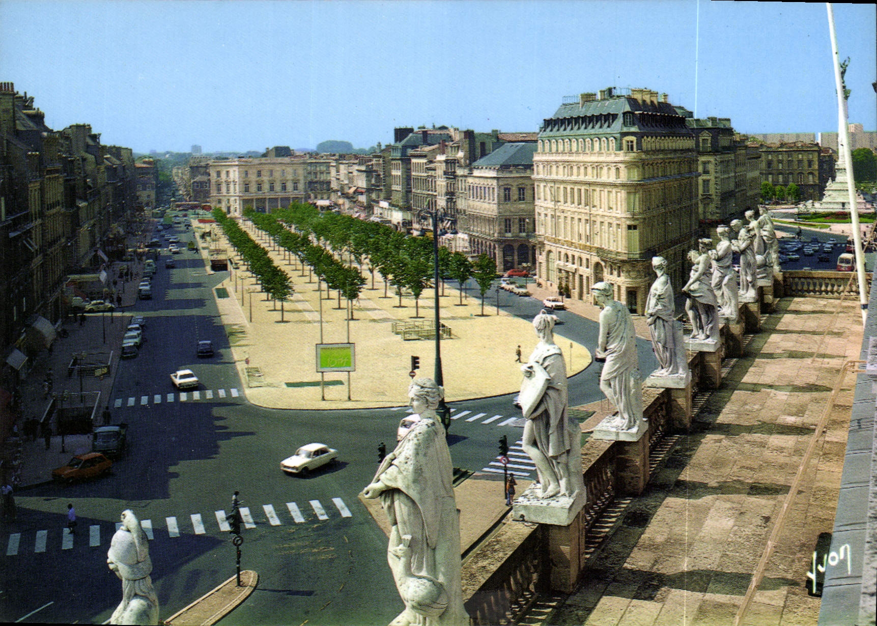 CPM Couleurs et Lumiere de France Bordeaux Gironde Les Allees de Tourny prises de la Terrasse du Gra