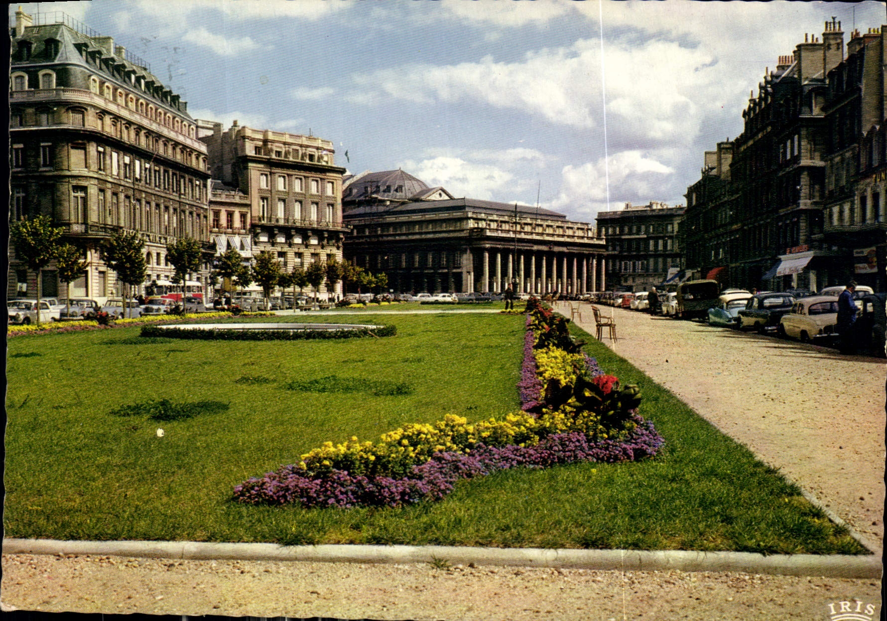 CPM Bordeaux Gironde Les allees de Tourny au fond le geand theatre