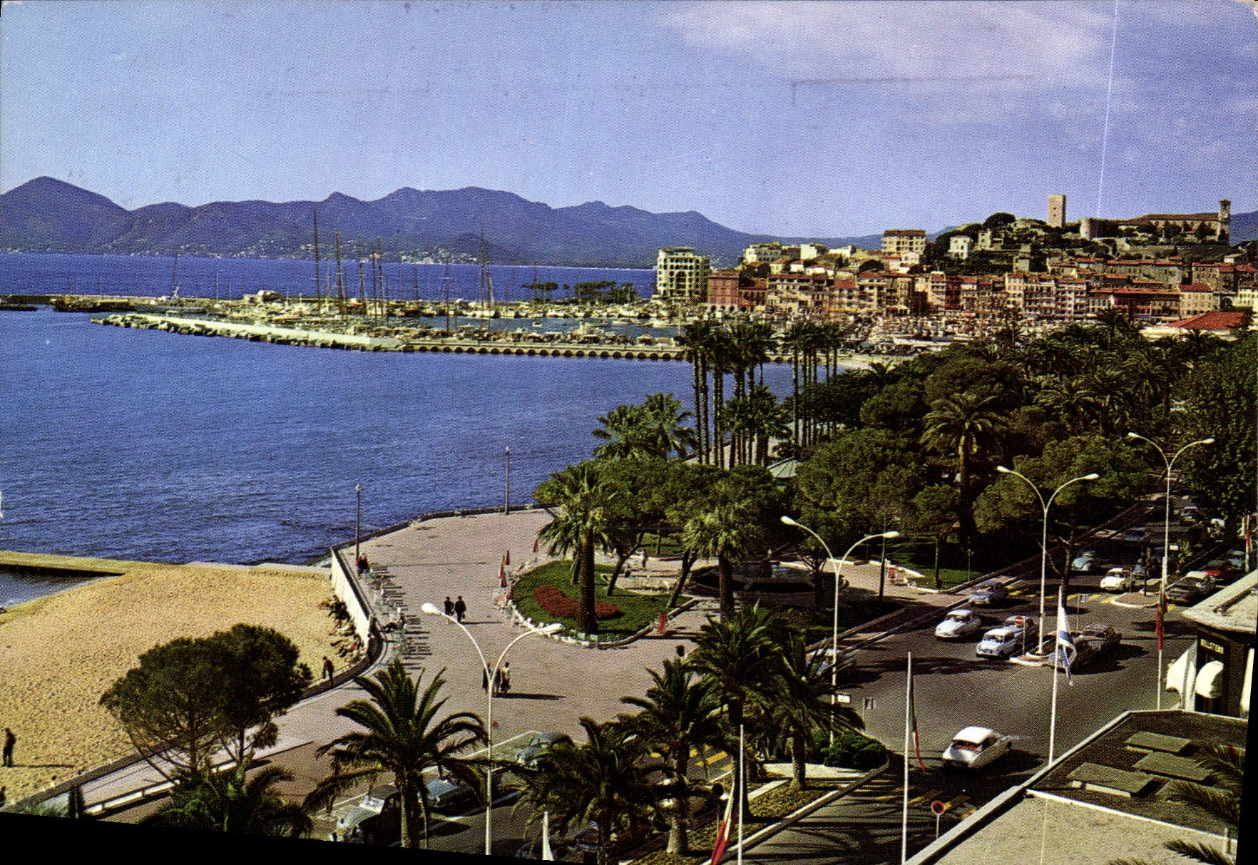 CPM Cannes Une partie des Jardins le Suquet le Port dans le fond l'Esterel