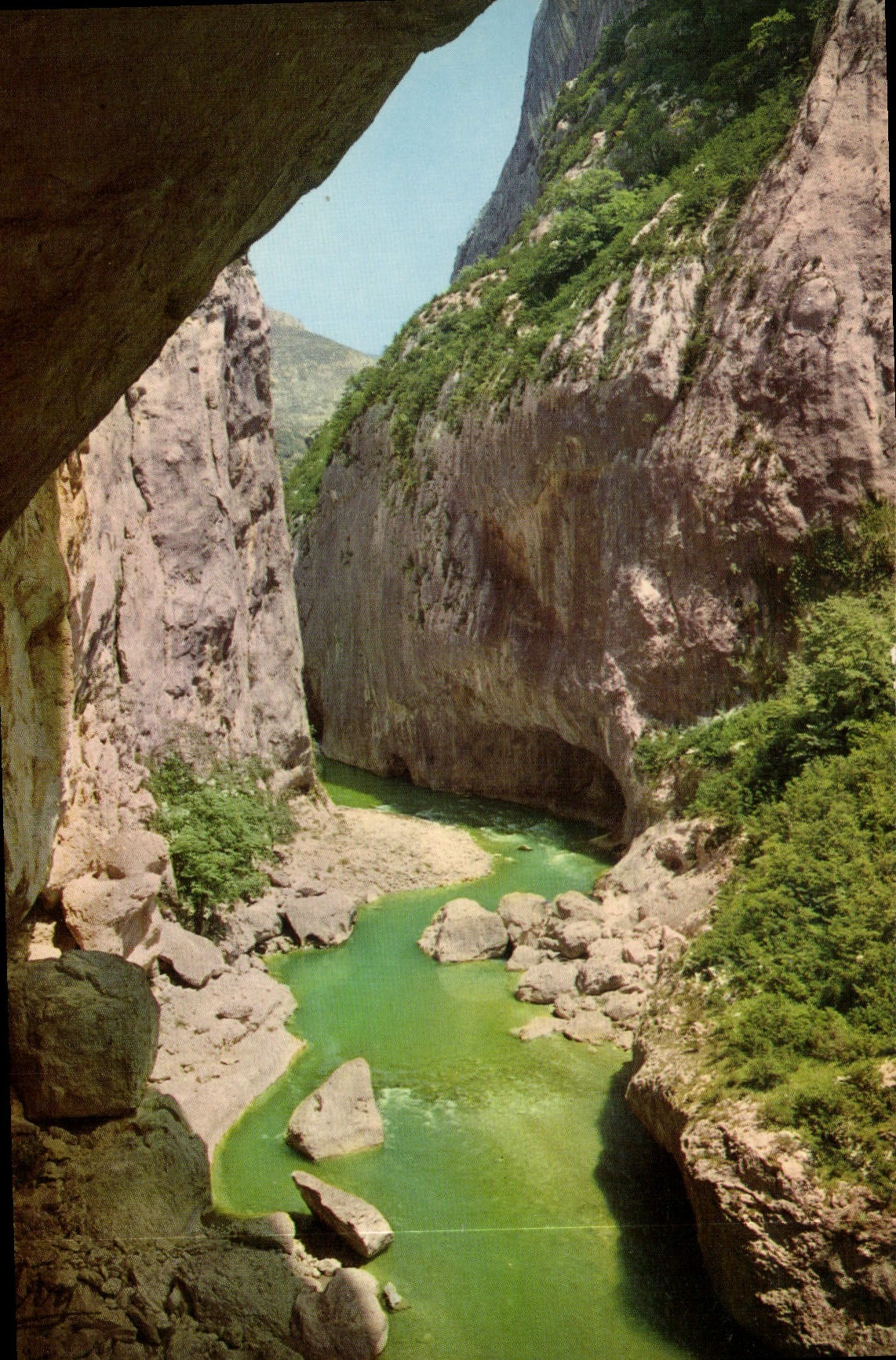 CPM Les Gorges Pittoresques du Verdon Au fond gorges Sortie du Couloir de Samson