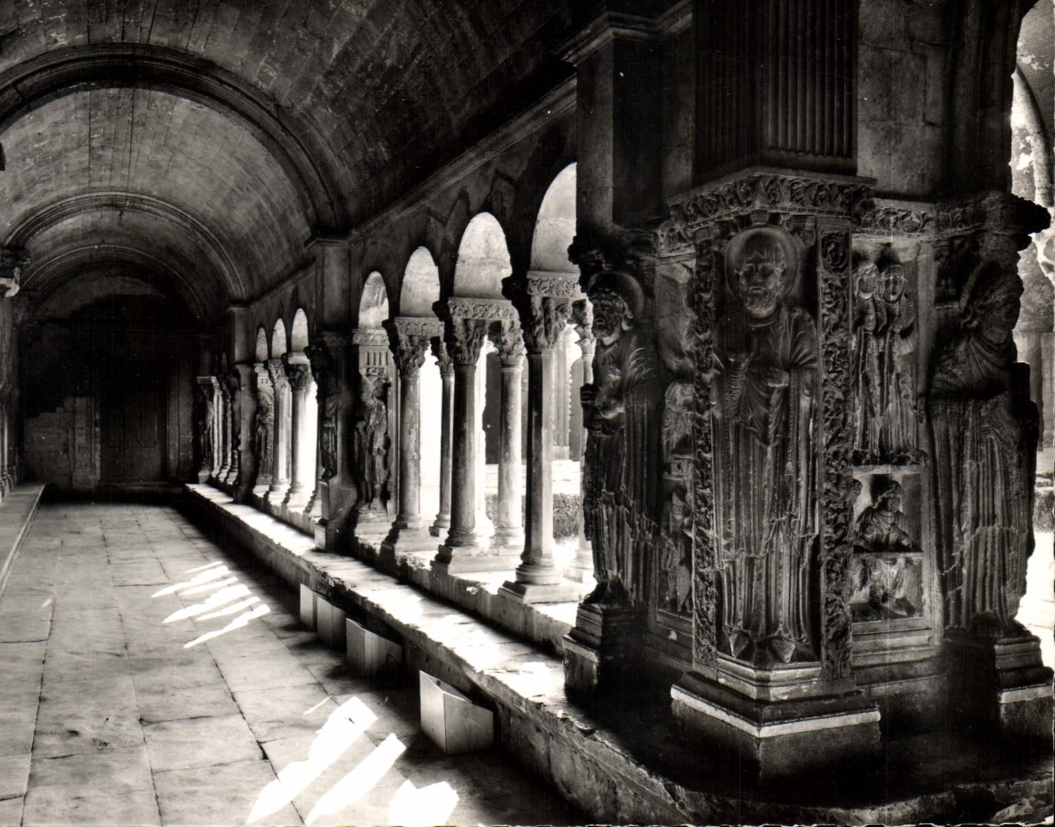 CPM Arles Cloitre St Trophime 