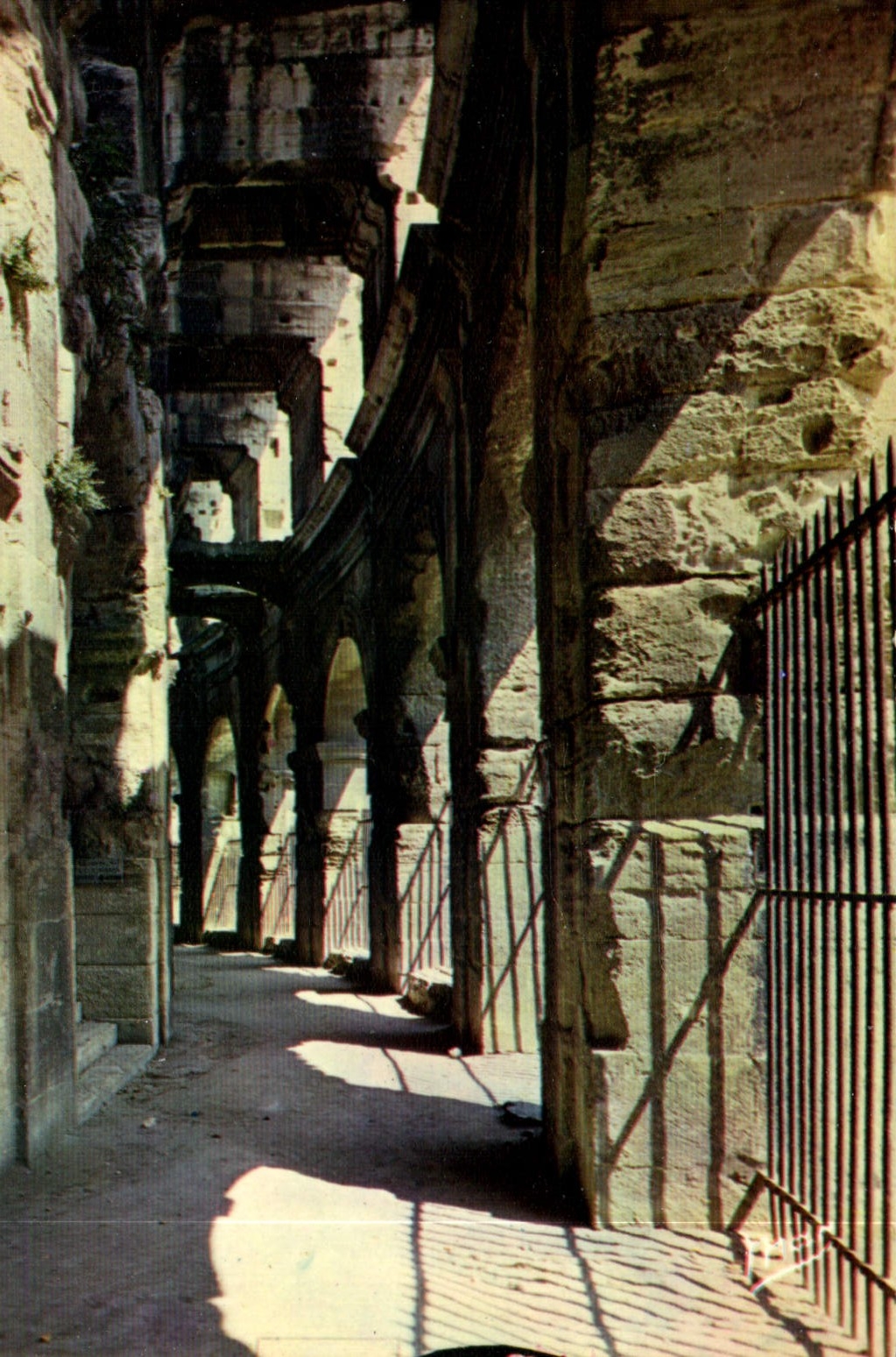 CPM La Provence Romaine Arles Interieur des Arenes Romaines