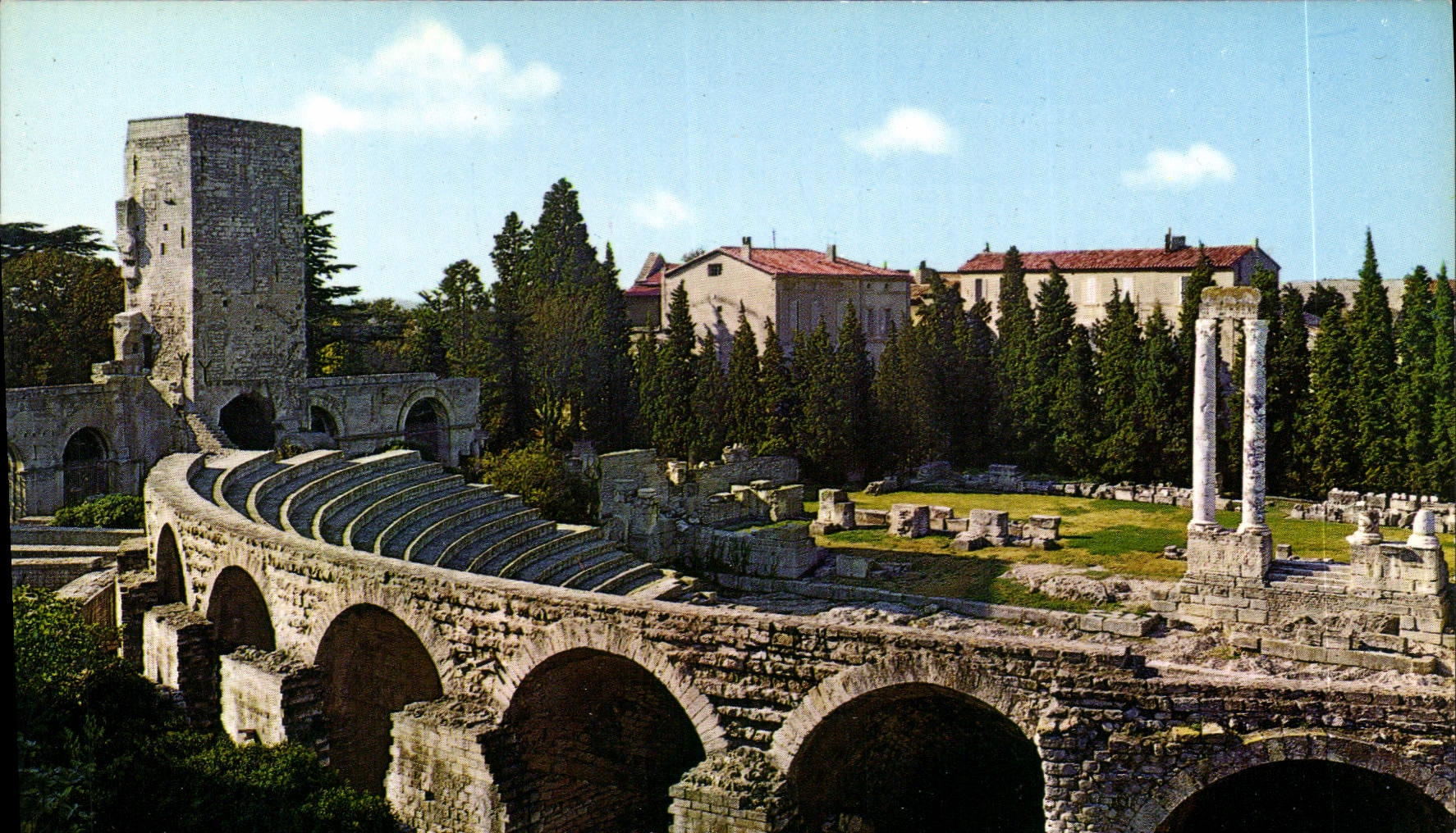 CPM En Provence Arles Bouches du Rhone 
