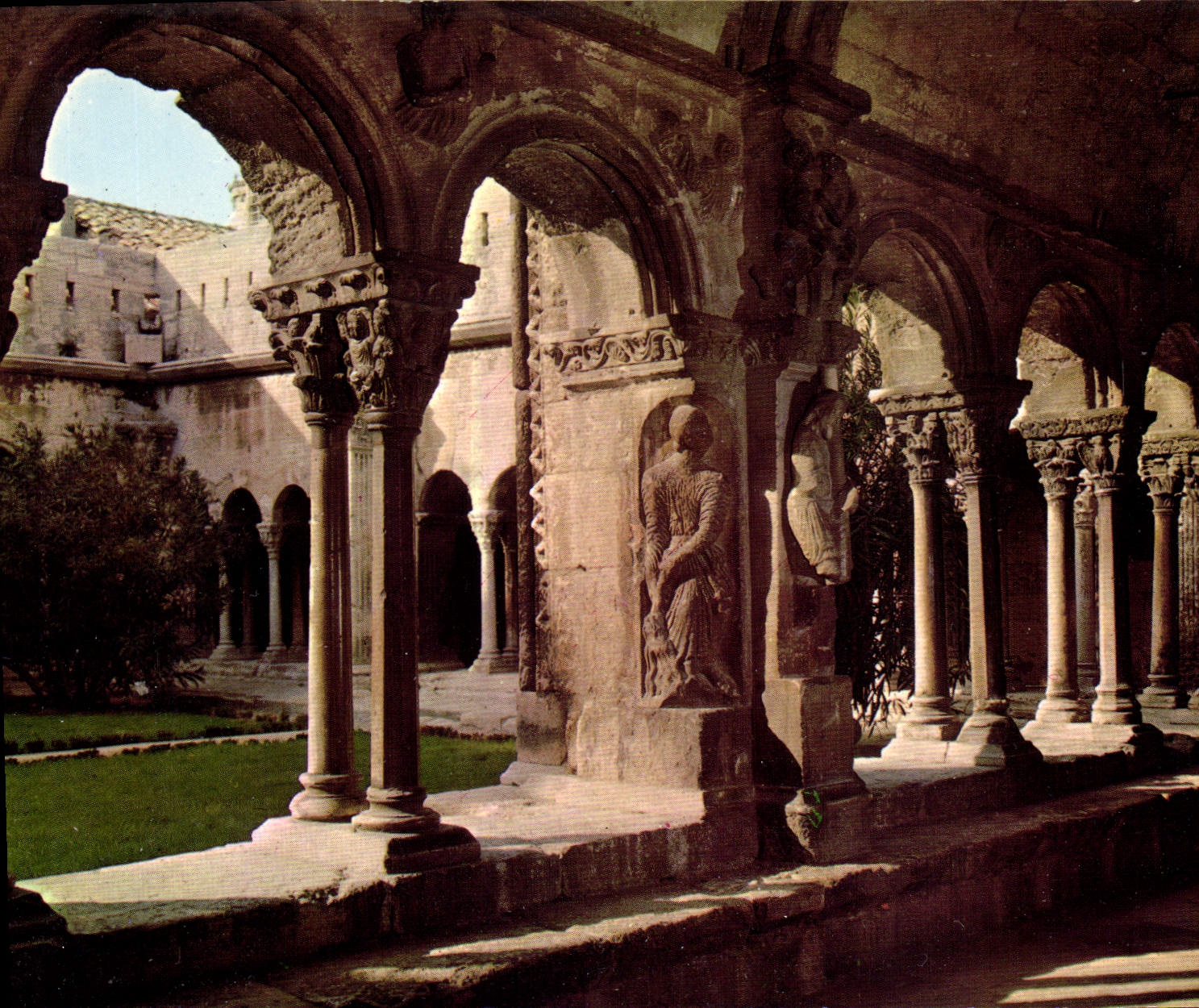 CPM En provence Arles Bouches du Rhone Galerie romane du cloftre Saint Trophime