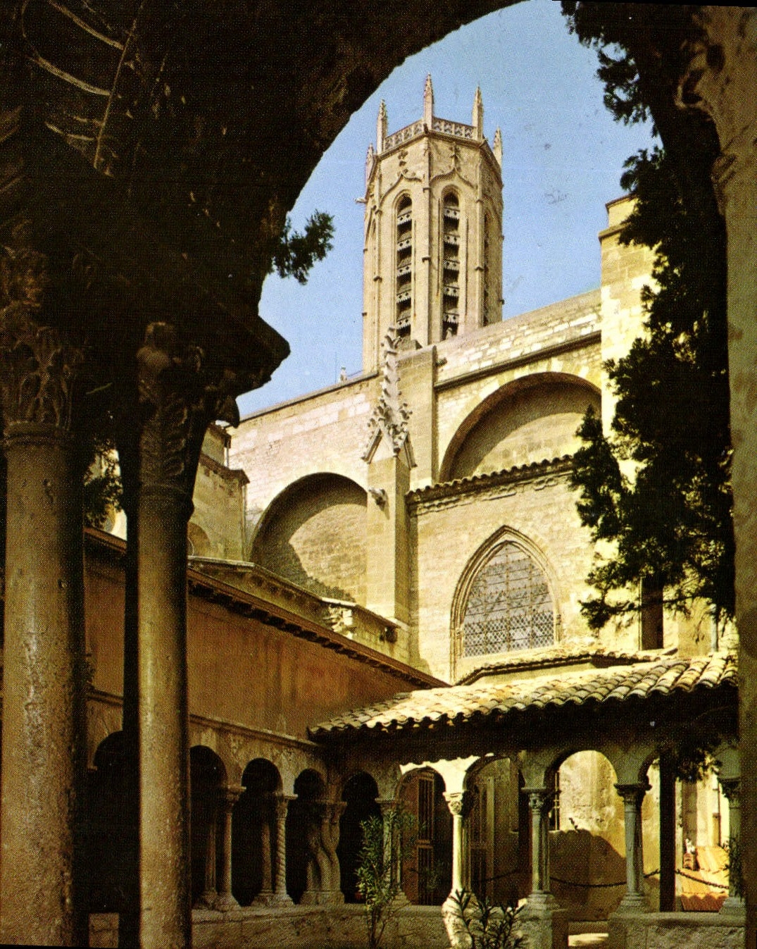 CPM La Cite du Roy Rene Aix en Provence Le clocher de la Cathedrale St Sauveur vue de l'Interieur du
