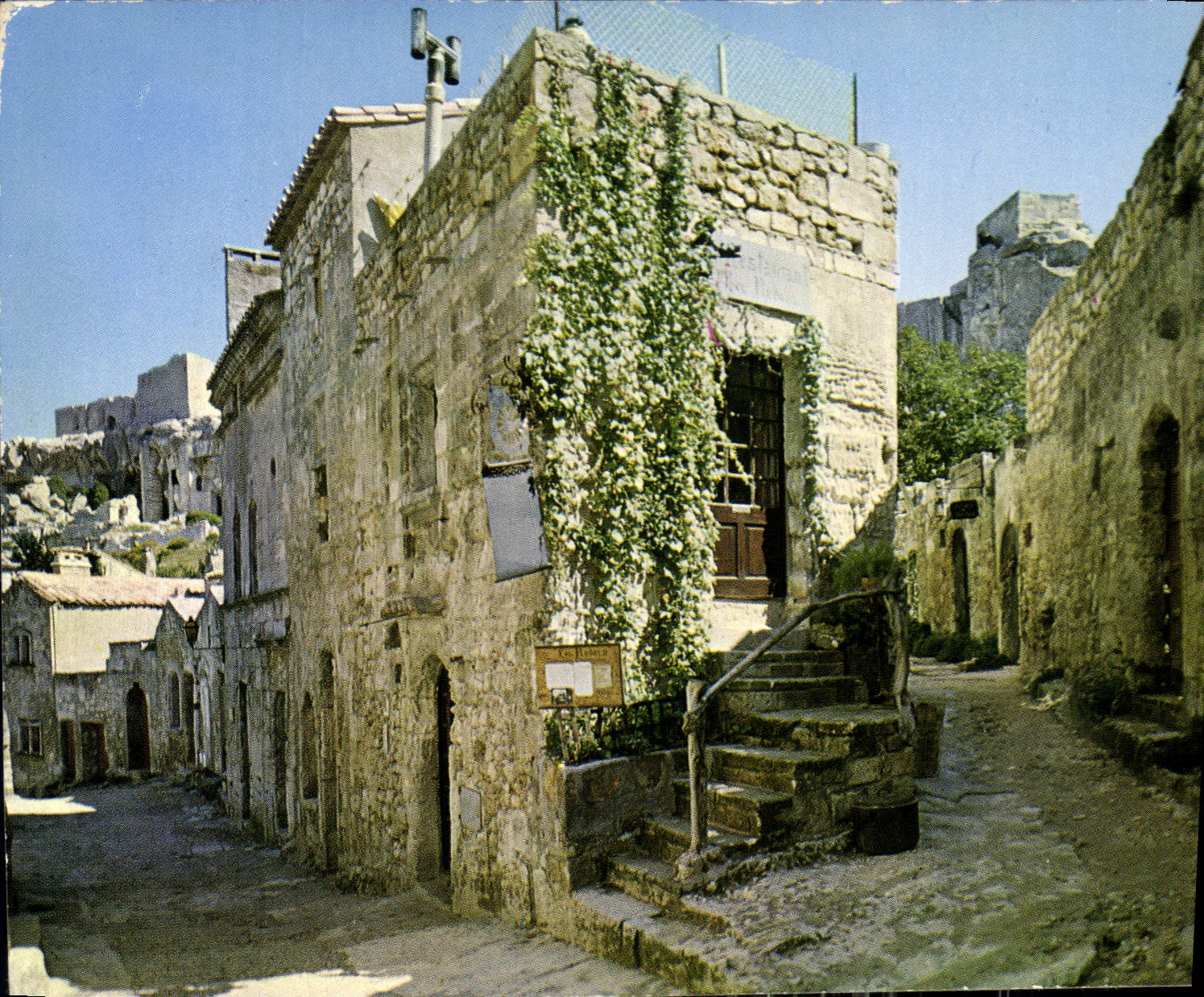 CPM Au Coeur de la Provence les Beaux de Provence Rue des Fours Baraux 