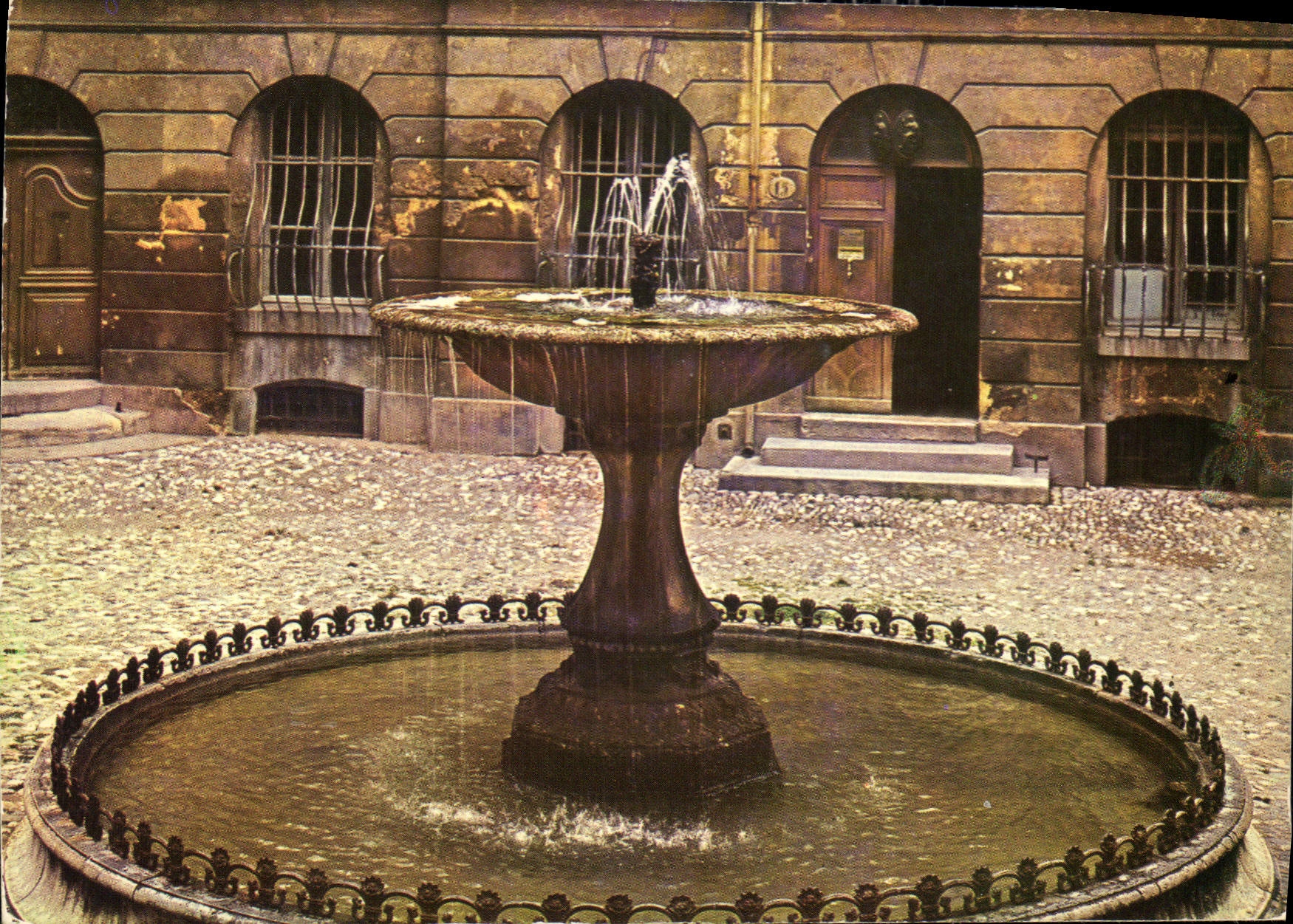 CPM Aix en Provence Fontaine et place d'Albertas 