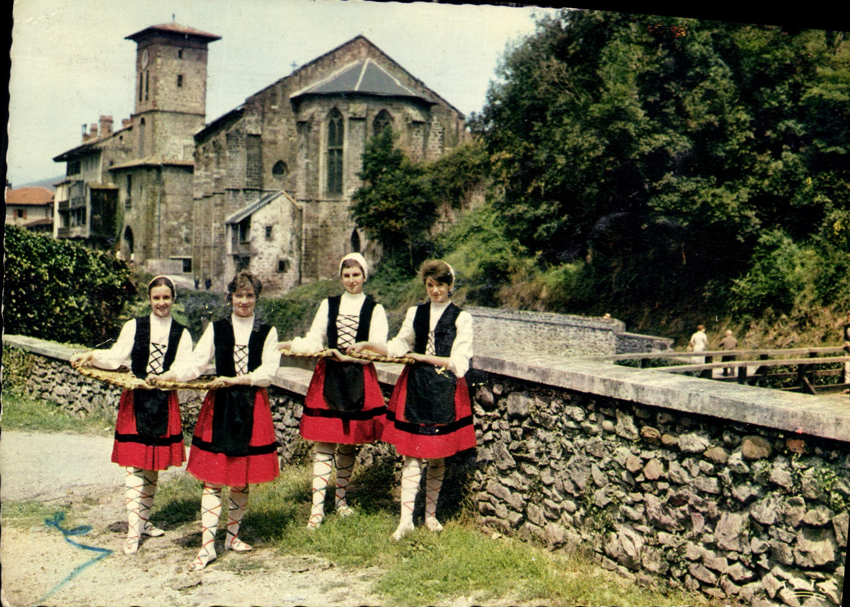 CPM Folklore Basque Groupe Garaztarrak de Saint Jean Pied de Port Danse des Marchandes de Poissons