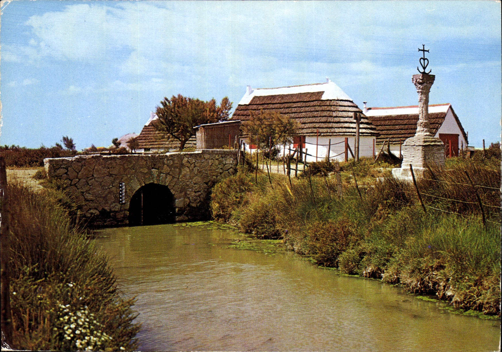 CPM En Camargue Bouches du Rhone le Pont du Mart la Croix des Gardians