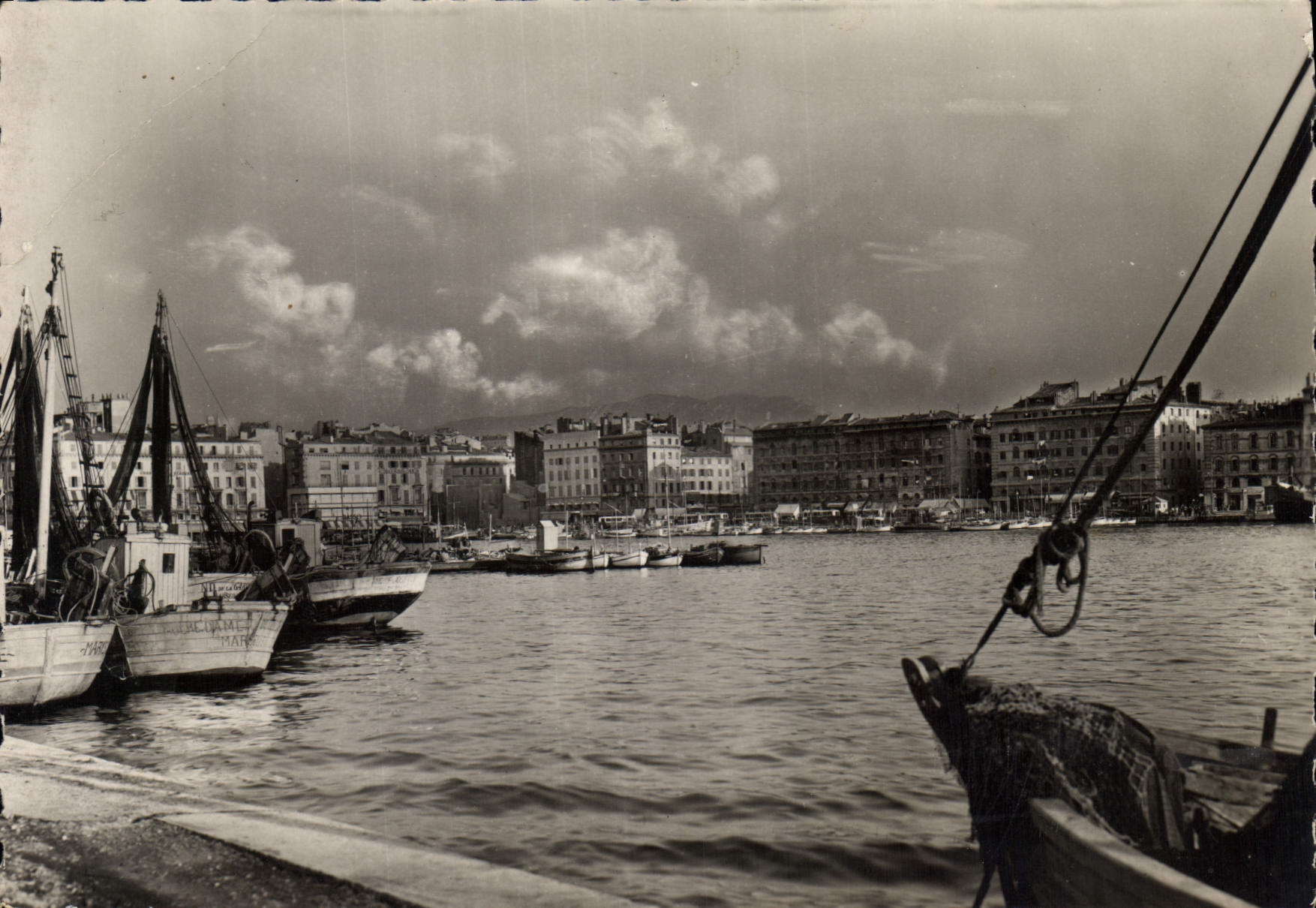 CPM Marseille B du R le Vieux Port 