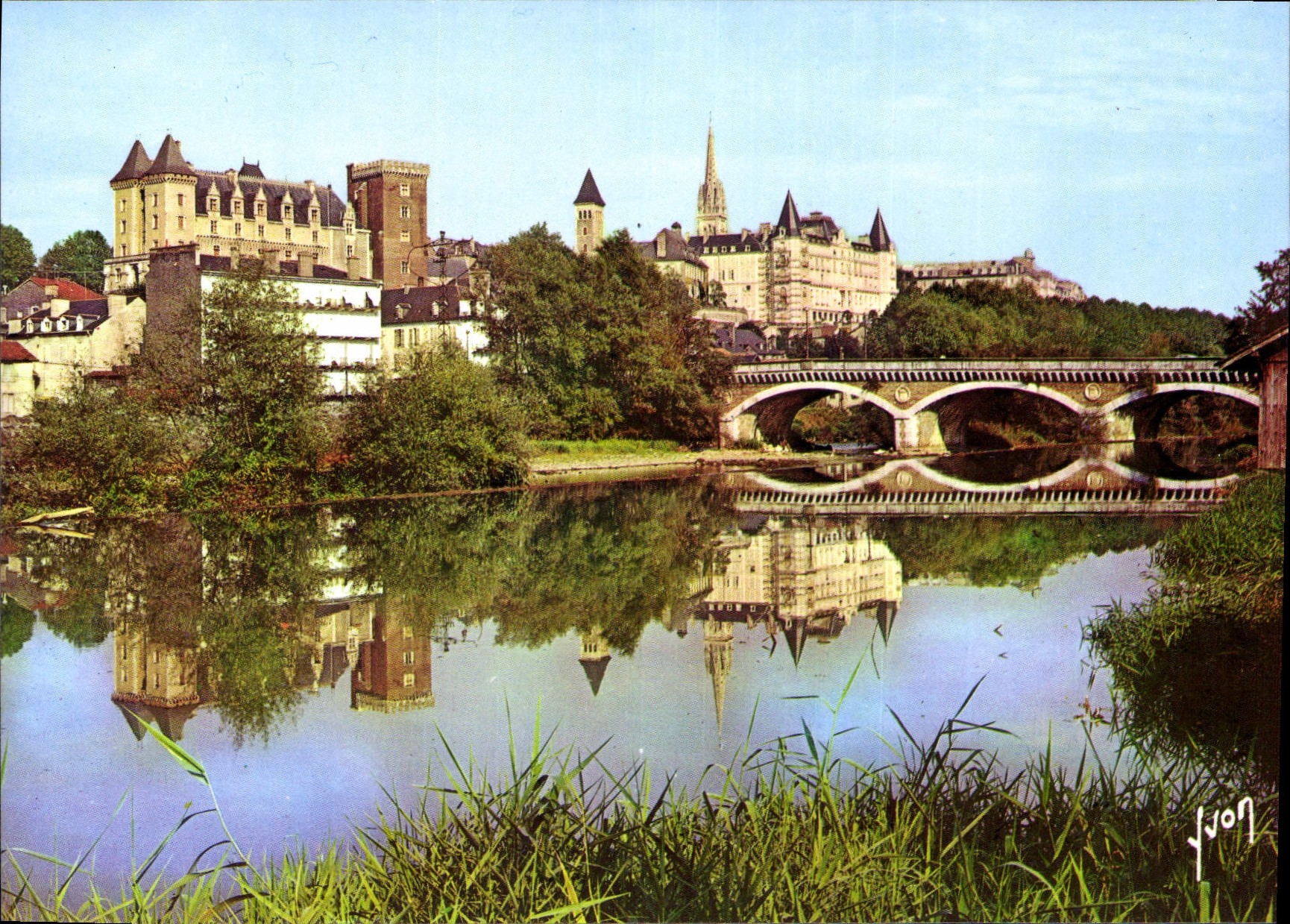 CPM Les Pyrenees Pau Pyrenees Atlantique chateau le Pont du 14 Juillet 
