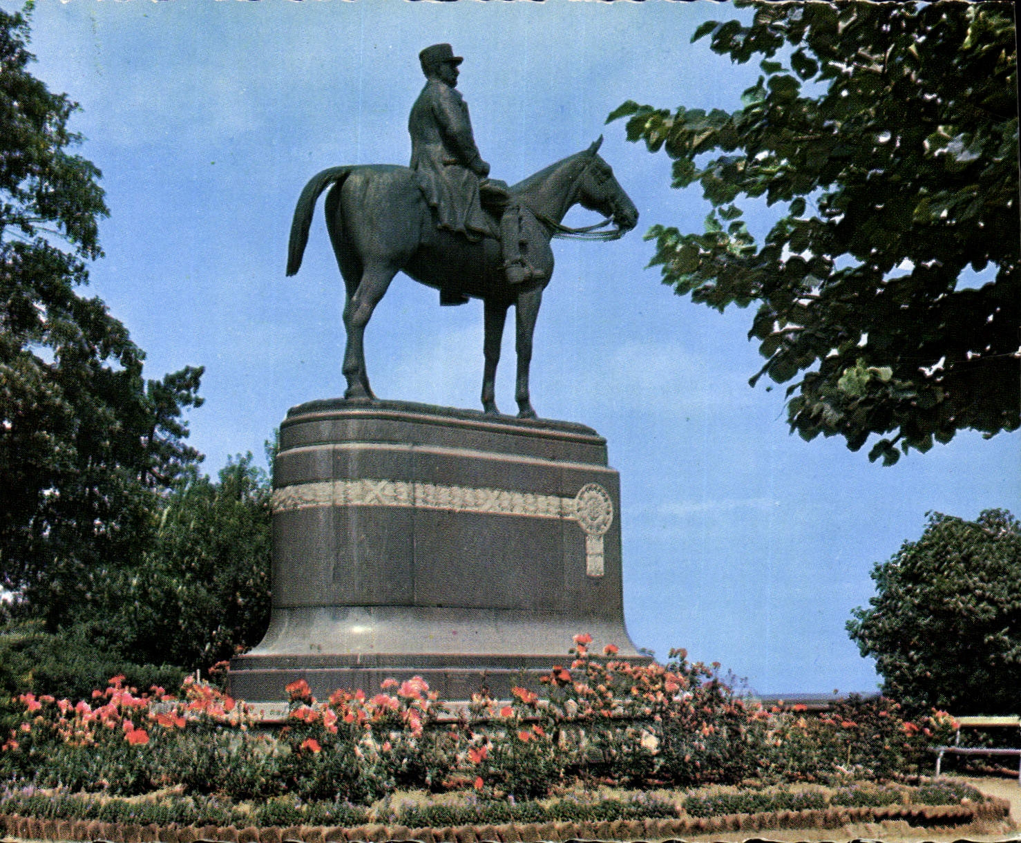 CPM Mont Cassel Nord Statue du Marechal Foch
