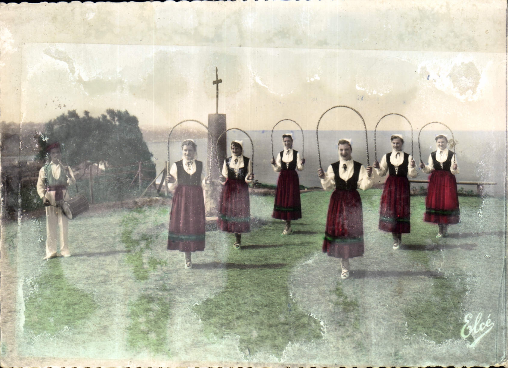 CPM Danses Basques C d'Art Populaire Basque Bi Harri de Biarritz Arku Dantza Danse des Arceaux Folkl