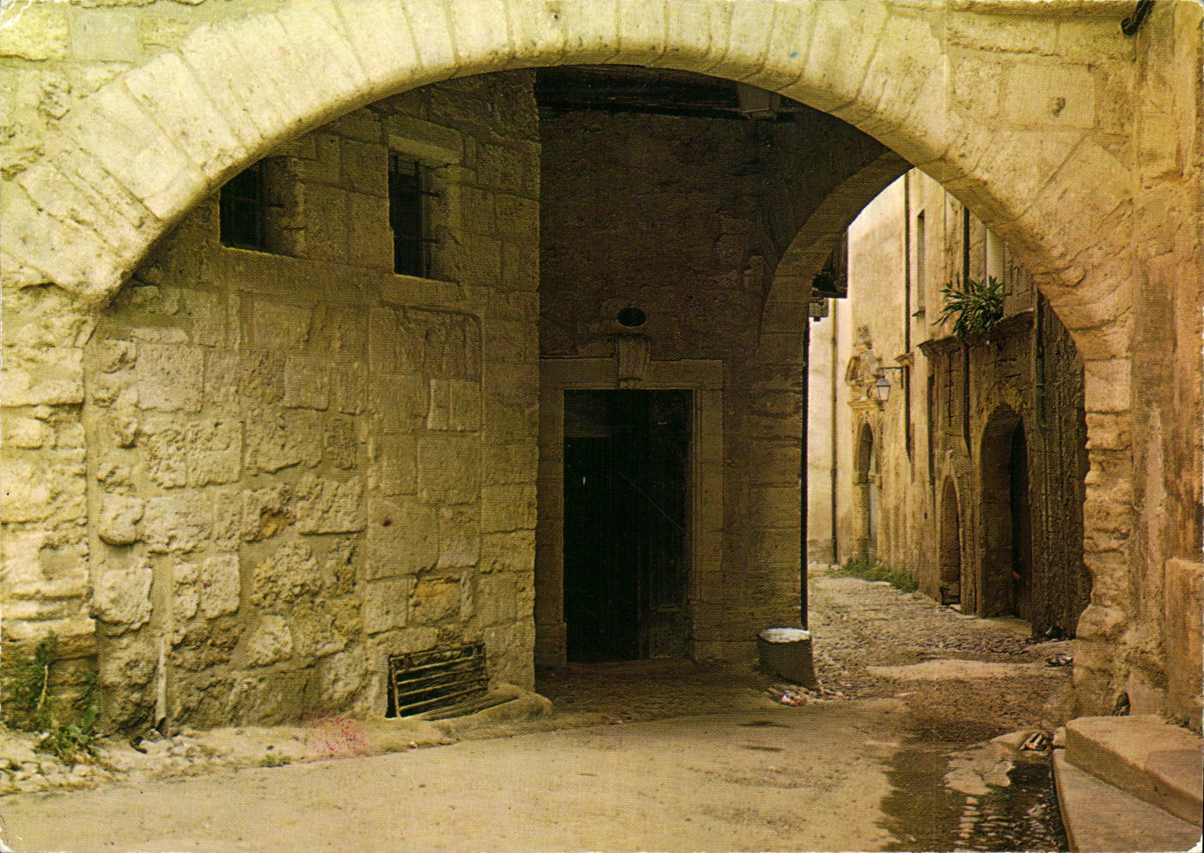 CPM Pezebas Herault Ville d'Art des XIV XV et XVI S le Porche de l'Impasse Simone Ducros