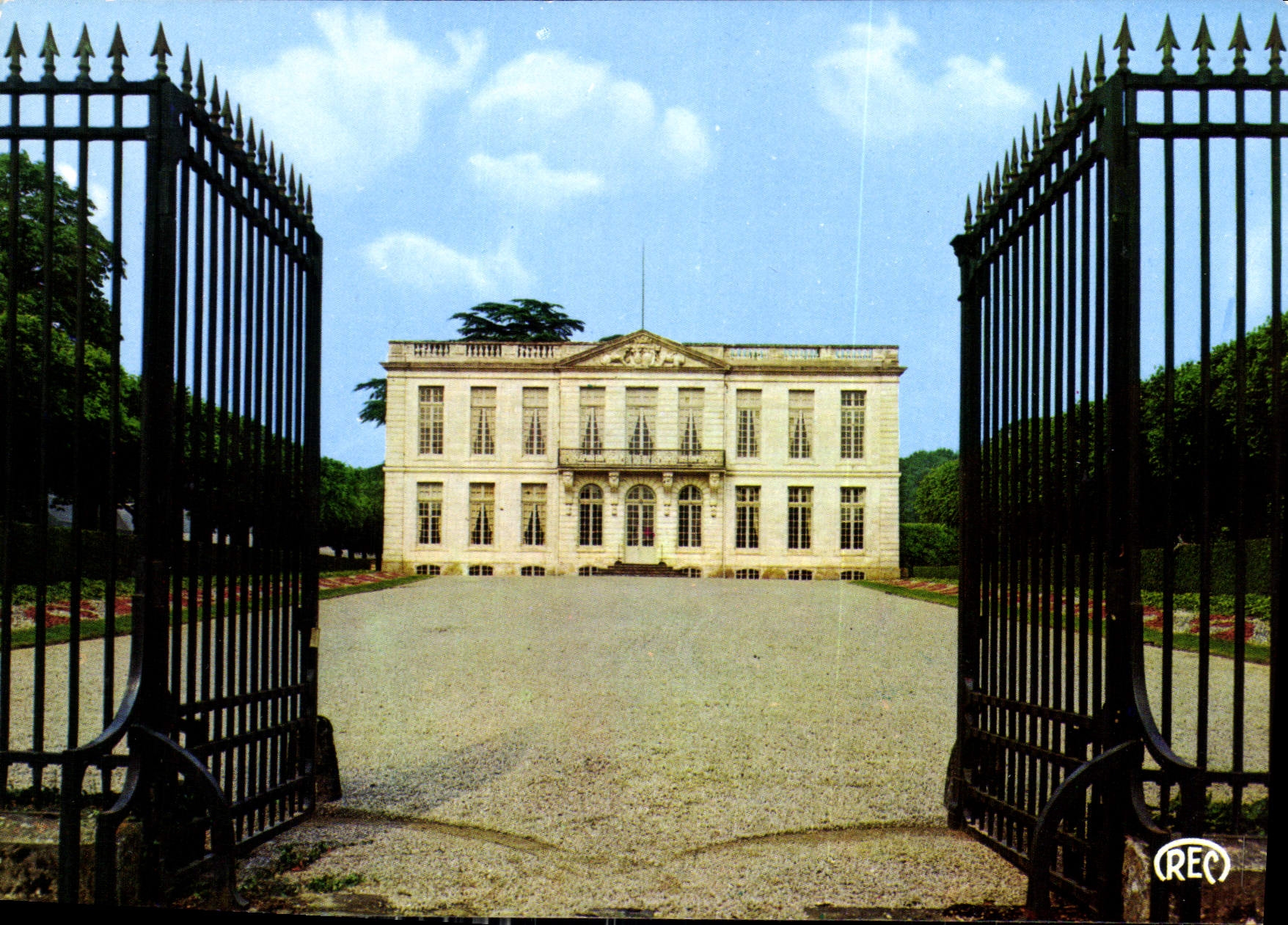 CPM Les Chateaux en berry Bouges Indre le Chateau Construit en 1762 la Cour d'Honneur
