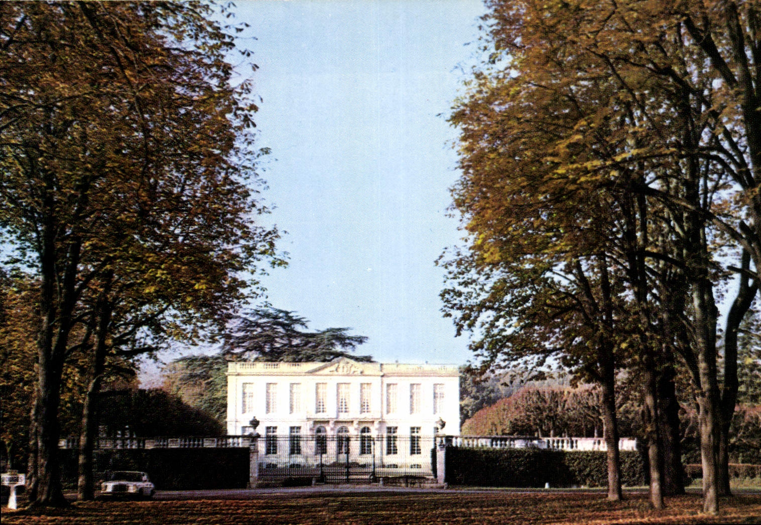 CPM Bouges le Chateau le Chateau XVIII siecle 